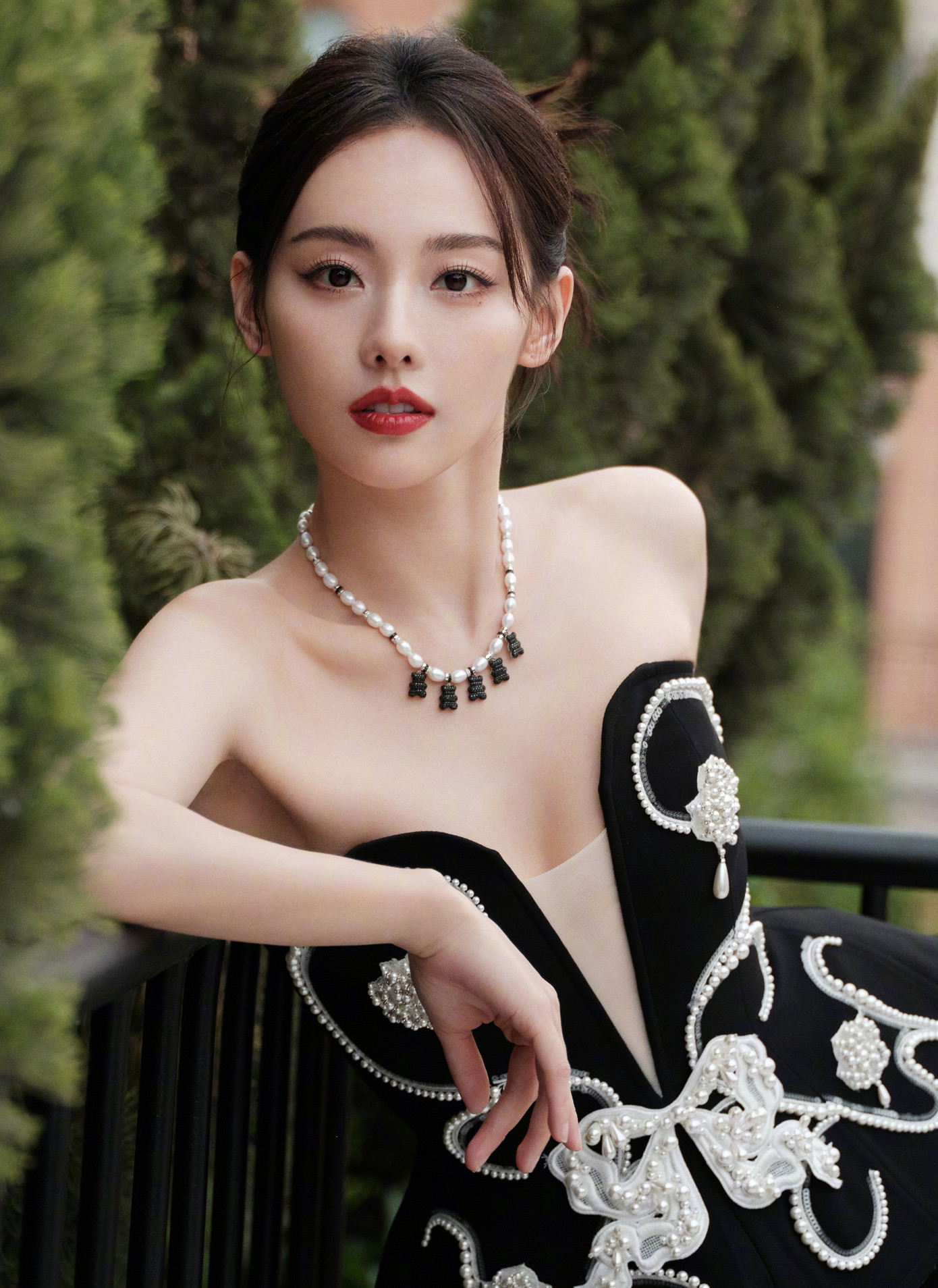 Trương Gia Nghê sinh năm 1987, tốt nghiệp chuyên ngành Biểu diễn thuộc Học viện Điện ảnh Bắc Kinh. Vừa bước chân vào làng giải trí, người đẹp đã được chọn làm nàng thơ của Quỳnh Dao trong bộ phim Tân một thoáng mộng mơ. Với ngoại hình đẹp, Trương Gia Nghê luôn là điểm sáng trong các tác phẩm cô tham gia, dù nữ diễn viên chỉ đóng vai phụ. Trương Gia Nghê từng được ca tụng là "mỹ nhân đẹp nhất phim Diên Hi công lược". Cô cũng tham gia các phim như Tân Hoàn Châu cách cách, Cung tỏa châu liêm, Hiệp khách hành, Tinh trung nhạc phi, Tình yêu chốn đô thị, Thiên cổ quyết trần. Trương Gia Nghê sinh năm 1987, tốt nghiệp chuyên ngành Biểu diễn thuộc Học viện Điện ảnh Bắc Kinh. Vừa bước chân vào làng giải trí, người đẹp đã được chọn làm nàng thơ của Quỳnh Dao trong bộ phim Tân một thoáng mộng mơ. Với ngoại hình đẹp, Trương Gia Nghê luôn là điểm sáng trong các tác phẩm cô tham gia, dù nữ diễn viên chỉ đóng vai phụ. Trương Gia Nghê từng được ca tụng là "mỹ nhân đẹp nhất phim Diên Hi công lược". Cô cũng tham gia các phim như Tân Hoàn Châu cách cách, Cung tỏa châu liêm, Hiệp khách hành, Tinh trung nhạc phi, Tình yêu chốn đô thị, Thiên cổ quyết trần.