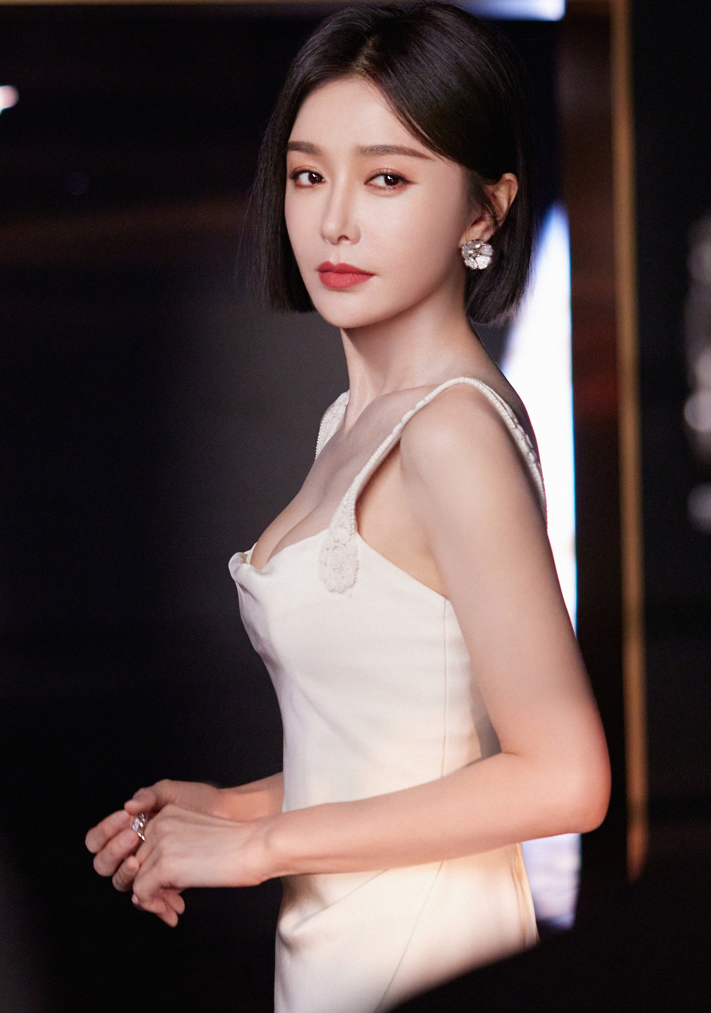 Để giữ được vòng bụng phẳng lì không ngấn mỡ, Tần Lam giữ chế độ luyện tập nghiêm ngặt, siết cơ bụng ở mọi lúc, luôn đứng thẳng lưng và thường xuyên đi bộ. Ngôi sao Diên Hi công lược cũng thường uống sinh tố và chỉ ăn no khoảng 6-7 phần.