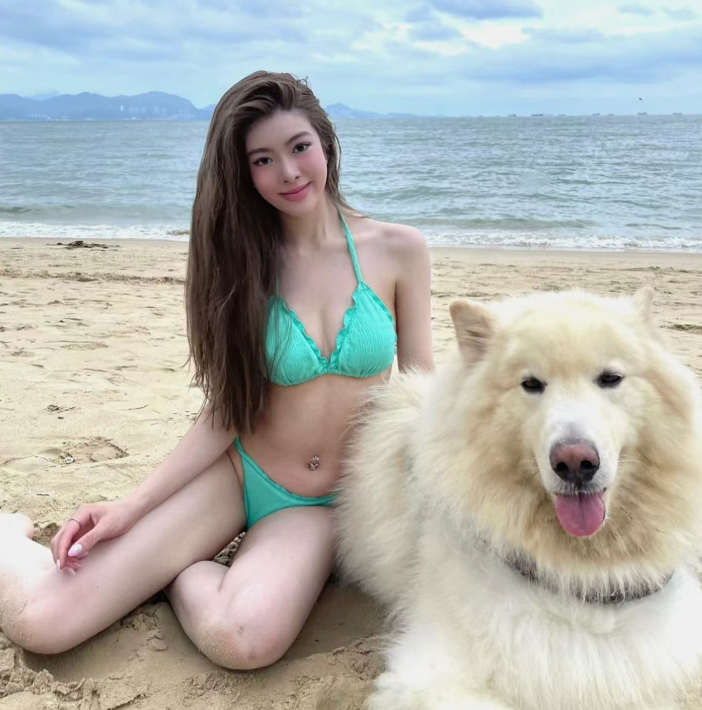 Hạ Di Văn có vẻ đẹp lai Tây nóng bỏng.