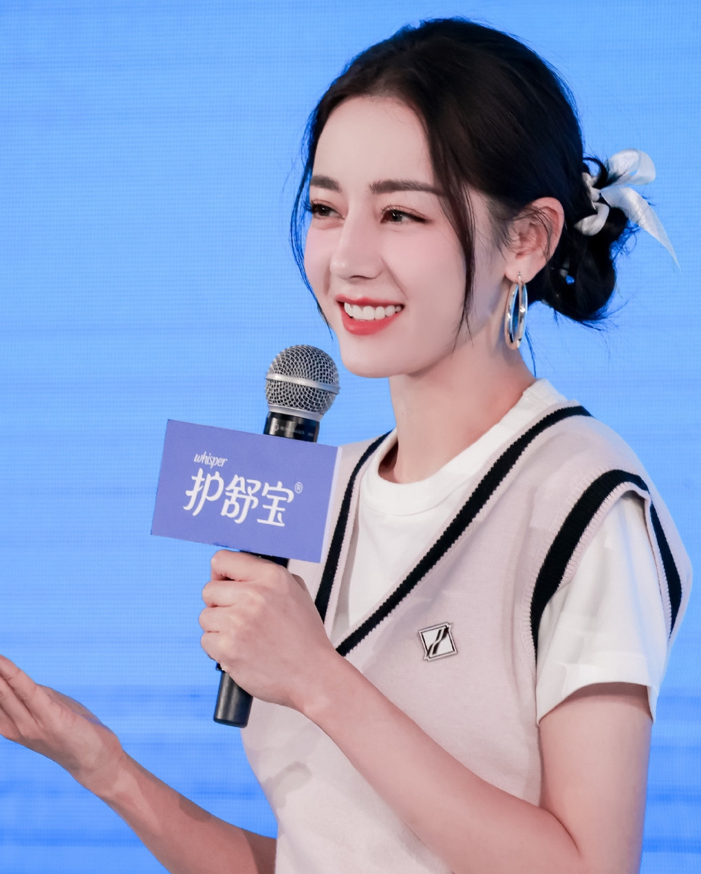 Địch Lệ Nhiệt Ba gây chú ý khi tái xuất sau tin mang thai. Địch Lệ Nhiệt Ba gây chú ý khi tái xuất sau tin mang thai.