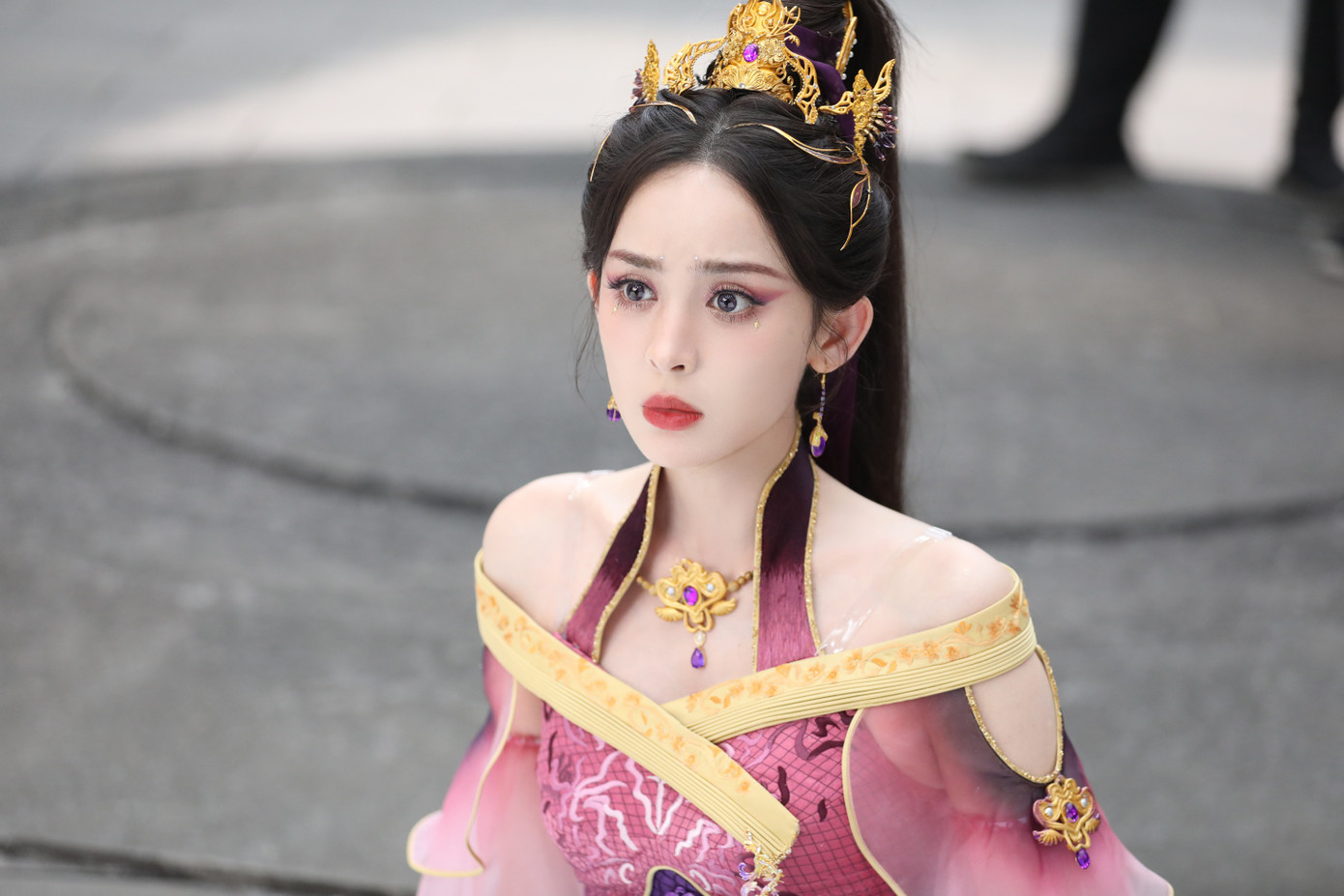 QQ đưa tin những ngày qua, người hâm mộ Cổ Lực Na Trát và công ty quản lý của nữ diễn viên liên tục tranh cãi với nhau. Lý do là công ty đã nhận một quảng cáo game, được cho là có hành vi lừa đảo, để Cổ Lực Na Trát làm người đại diện. Fan cho rằng công ty làm ảnh hưởng tới danh tiếng của mỹ nhân Tân Cương khi nhận những quảng cáo gây tranh luận. QQ đưa tin những ngày qua, người hâm mộ Cổ Lực Na Trát và công ty quản lý của nữ diễn viên liên tục tranh cãi với nhau. Lý do là công ty đã nhận một quảng cáo game, được cho là có hành vi lừa đảo, để Cổ Lực Na Trát làm người đại diện. Fan cho rằng công ty làm ảnh hưởng tới danh tiếng của mỹ nhân Tân Cương khi nhận những quảng cáo gây tranh luận.