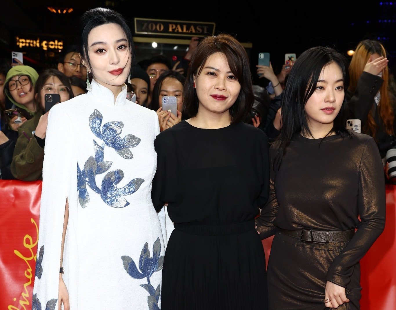 Đoàn phim Lục dạ cùng tham gia trả lời phỏng vấn.