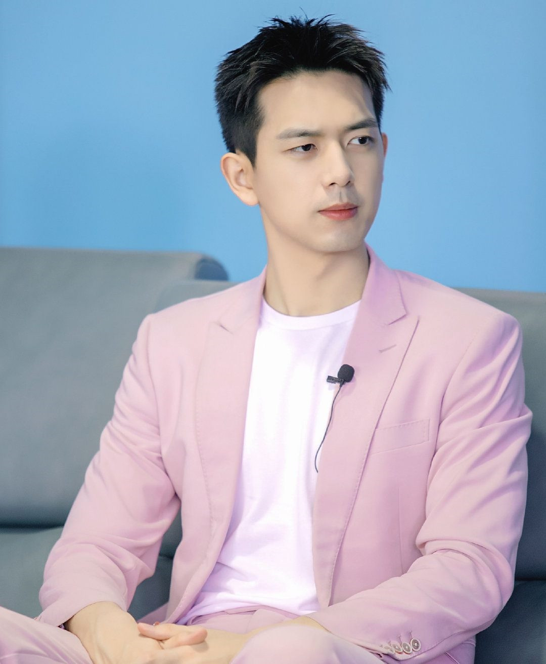 Một ngôi sao khác cũng bị khán giả khuyên là không nên đóng phim cổ trang là Lý Hiện. Trong kho tàng phim ảnh của mình, Lý Hiện ít đóng phim cổ trang, chỉ có Kiếm vương triều và Xích hồ thư sinh. Tuy nhiên, lần nào tạo hình của anh cũng bị chê xấu, trái ngược với sự cuốn hút khi đóng phim hiện đại.