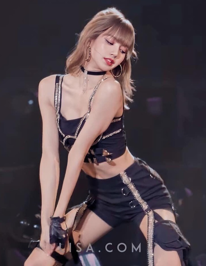 Việc Lisa biểu diễn trong câu lạc bộ thoát y bị đánh giá là tồi tệ hơn cả việc cô mặc trang phục hở hang, theo phong cách sexy biểu diễn công khai trước khán giả.