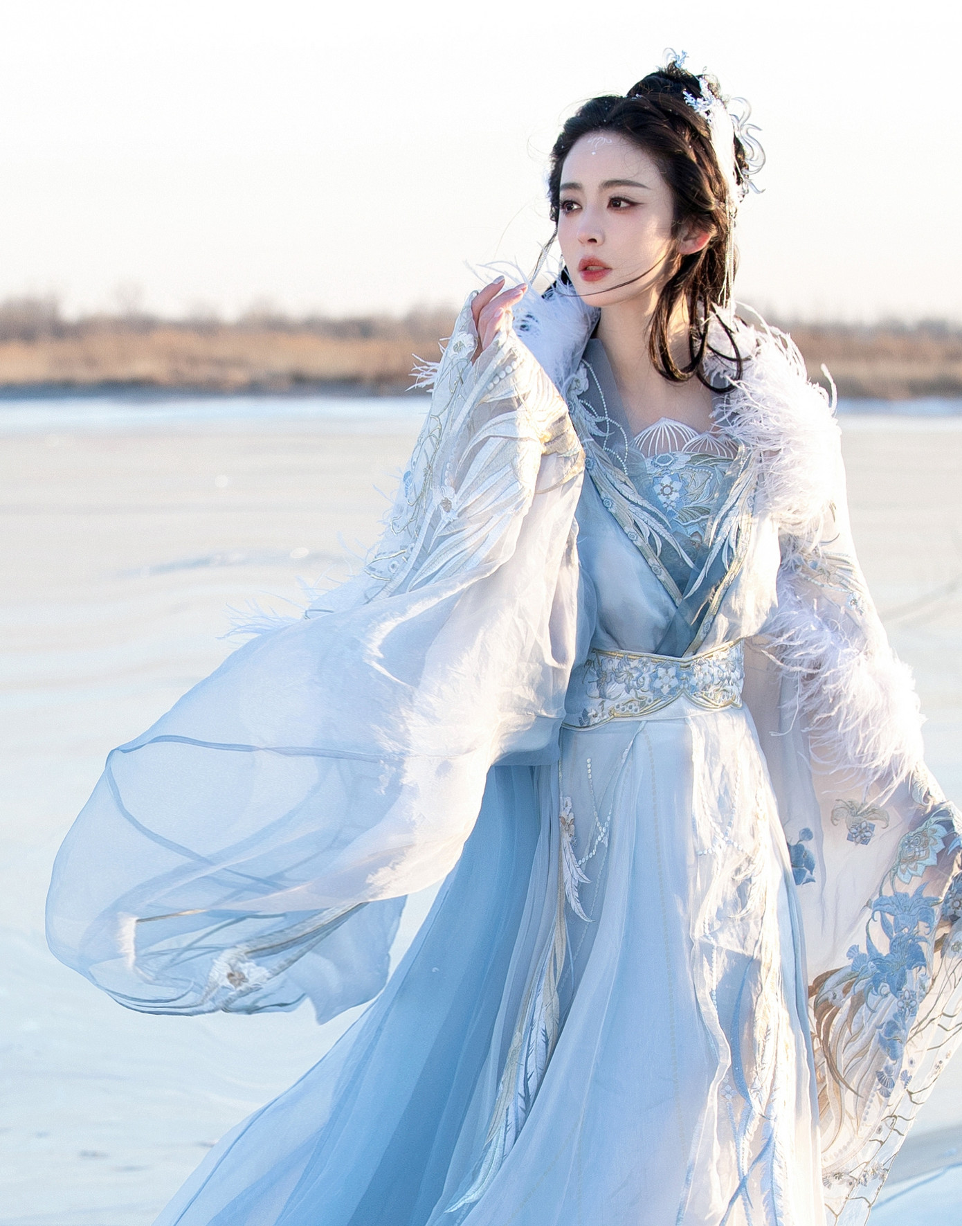 Vẻ đẹp thoát tục của Cổ Lực Na Trát được nhiều khán giả khen ngợi, trở thành từ khóa nóng trên mạng xã hội Weibo. Vẻ đẹp thoát tục của Cổ Lực Na Trát được nhiều khán giả khen ngợi, trở thành từ khóa nóng trên mạng xã hội Weibo.