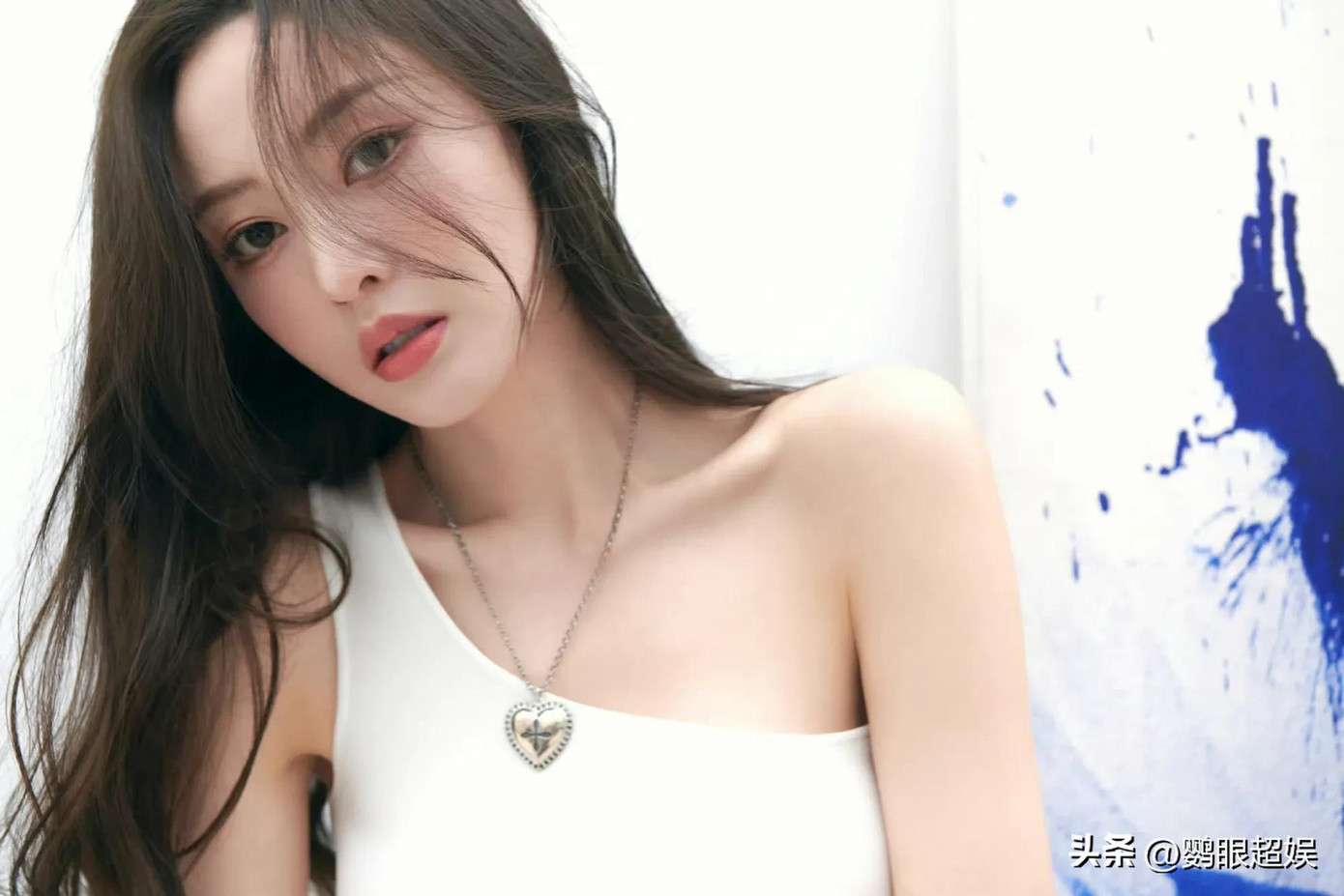 "Thái tử phi" Trương Thiên Ái: Dương Dương và đàn chị Trương Thiên Ái hợp tác trong hai bộ phim Ngang qua thế giới của em và Vũ động càn không. Sau hai lần đóng chung, họ vướng tin hẹn hò vì một chiếc áo.