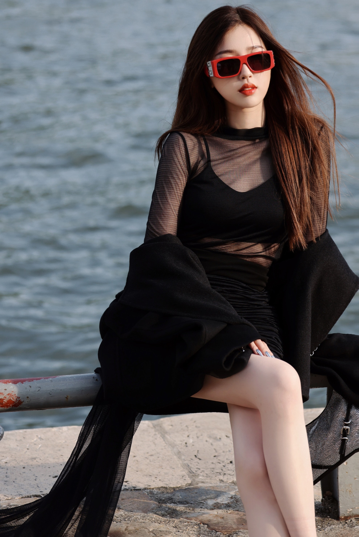 Nữ diễn viên sống sang chảnh, du lịch trời Âu, thường xuyên khoe đồ hiệu nhưng cha mẹ lại là những người nợ xấu không trả, bị hạn chế tiêu dùng. Nữ diễn viên sống sang chảnh, du lịch trời Âu, thường xuyên khoe đồ hiệu nhưng cha mẹ lại là những người nợ xấu không trả, bị hạn chế tiêu dùng.