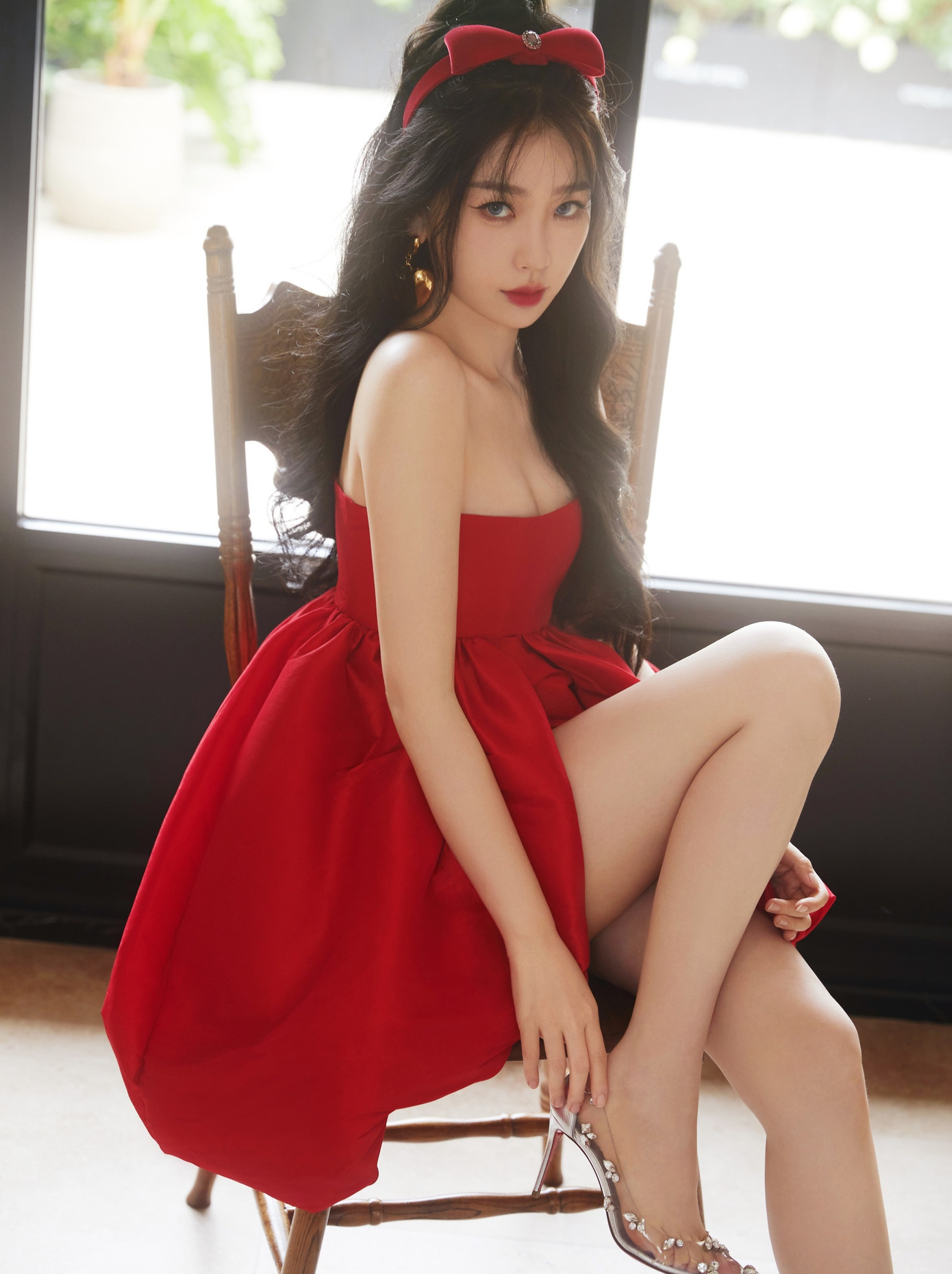 Nữ diễn viên sống sang chảnh, du lịch trời Âu, thường xuyên khoe đồ hiệu nhưng cha mẹ lại là những người nợ xấu không trả, bị hạn chế tiêu dùng. Nữ diễn viên sống sang chảnh, du lịch trời Âu, thường xuyên khoe đồ hiệu nhưng cha mẹ lại là những người nợ xấu không trả, bị hạn chế tiêu dùng.