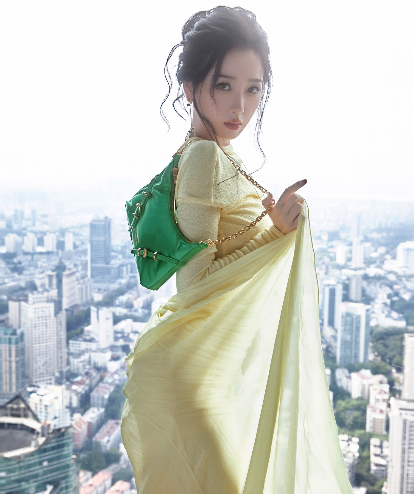 Nữ diễn viên sống sang chảnh, du lịch trời Âu, thường xuyên khoe đồ hiệu nhưng cha mẹ lại là những người nợ xấu không trả, bị hạn chế tiêu dùng. Nữ diễn viên sống sang chảnh, du lịch trời Âu, thường xuyên khoe đồ hiệu nhưng cha mẹ lại là những người nợ xấu không trả, bị hạn chế tiêu dùng.