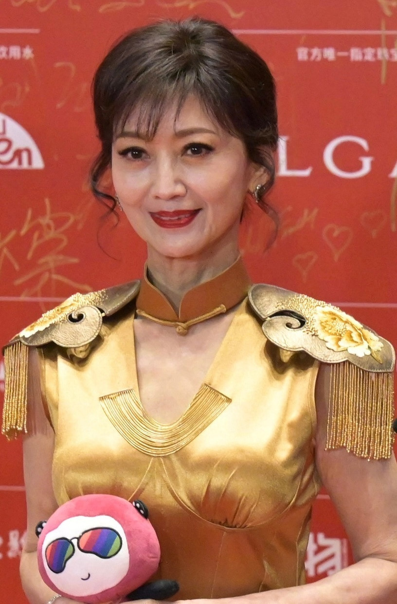 Theo Sohu, mỗi người đều có nhu cầu được trở nên đẹp, với các nghệ sĩ "kiếm cơm bằng mặt" điều này càng quan trọng. Tuy nhiên, nhiều người lạm dụng các công cụ làm đẹp quá mức, hình ảnh thực tế khác xa ảnh được các ngôi sao đăng tải lên mạng, đến khi lộ ra dung mạo thật sự khiến khán giả thất vọng.