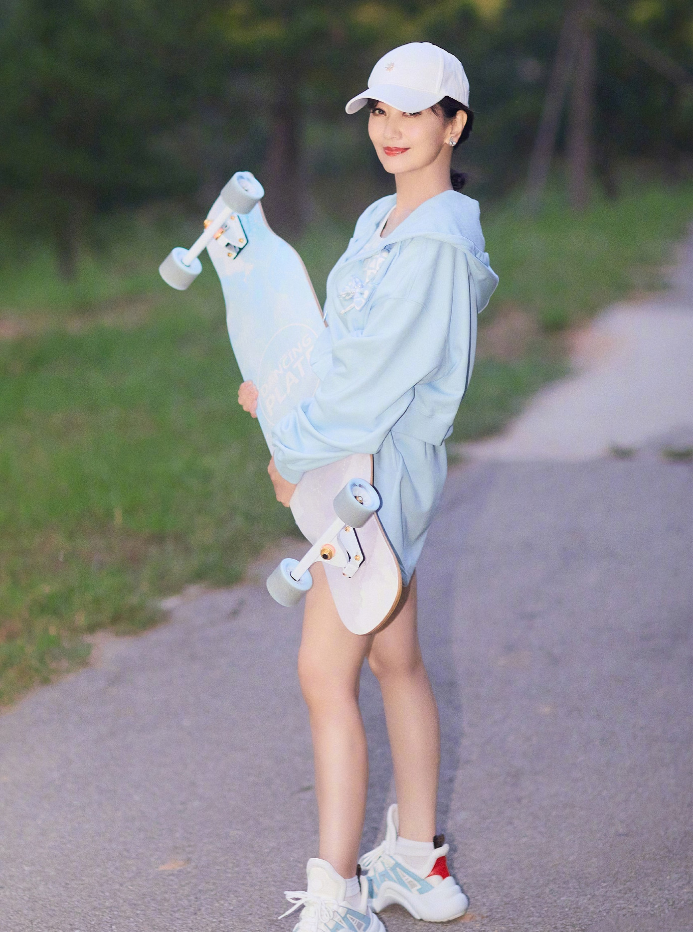 Nữ diễn viên Triệu Nhã Chi hiện tại 69 tuổi, bà xây dựng hình ảnh trẻ trung năng động, chụp ảnh với quần ngắn, ván trượt. Triệu Nhã Chi còn được mệnh danh là "nữ thần không tuổi". Nhìn hình ảnh trên trang cá nhân của ngôi sao Bạch Nương Tử truyền kỳ, khán giả cho rằng Triệu Nhã Chi chỉ hơn 50 tuổi và thường xuyên dành lời khen ngợi nữ diễn viên. Tuy nhiên thực tế ngoại hình Triệu Nhã Chi không khác biệt nhiều so với độ tuổi.