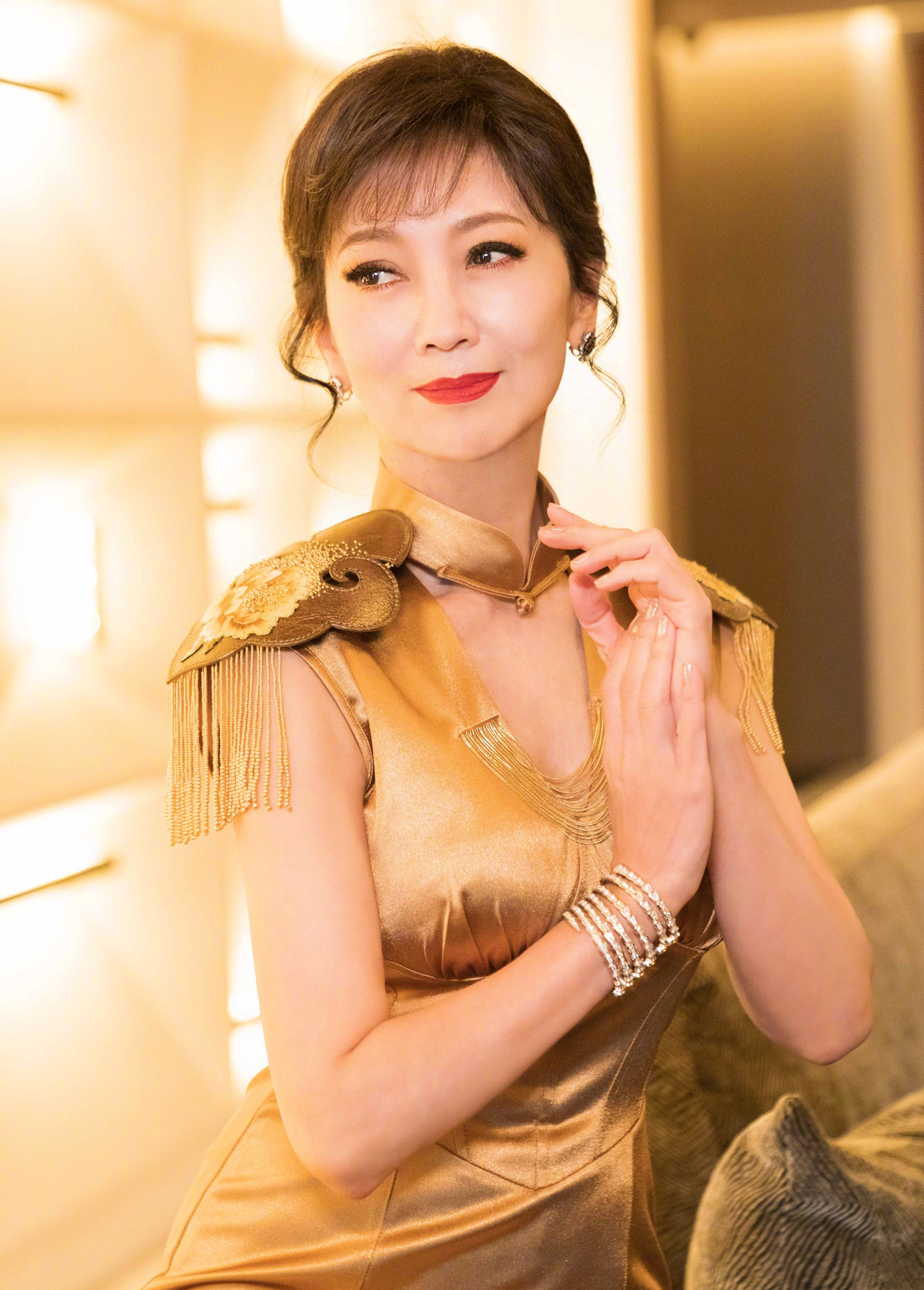 Theo Sohu, mỗi người đều có nhu cầu được trở nên đẹp, với các nghệ sĩ "kiếm cơm bằng mặt" điều này càng quan trọng. Tuy nhiên, nhiều người lạm dụng các công cụ làm đẹp quá mức, hình ảnh thực tế khác xa ảnh được các ngôi sao đăng tải lên mạng, đến khi lộ ra dung mạo thật sự khiến khán giả thất vọng.