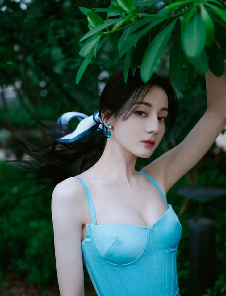 Địch Lệ Nhiệt Ba o ép vòng một. Địch Lệ Nhiệt Ba o ép vòng một.