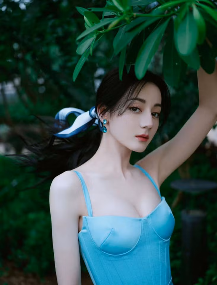 Địch Lệ Nhiệt Ba o ép vòng một.