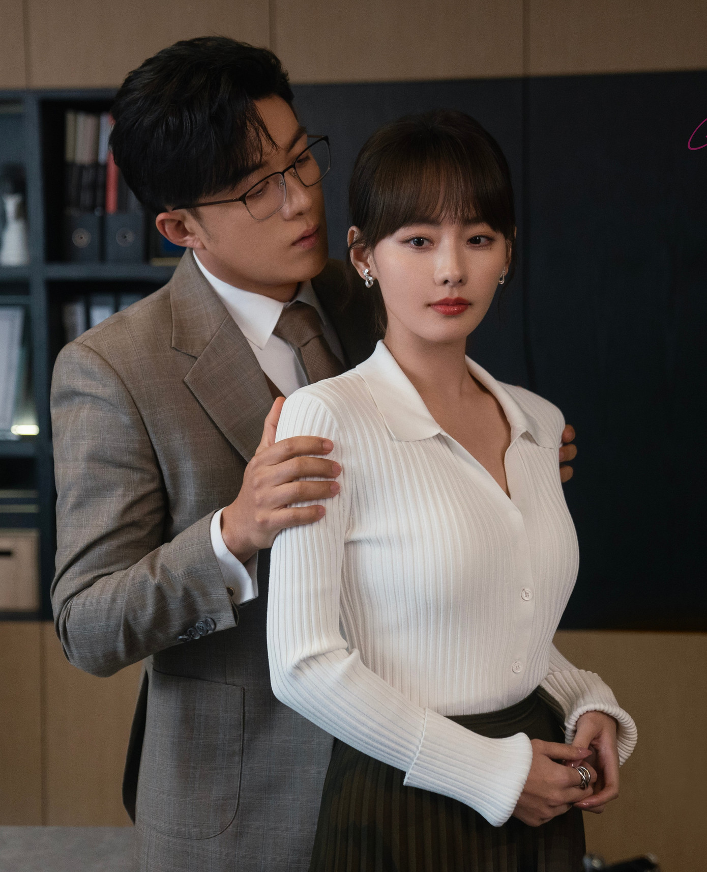 Giang Hỉ là nhân viên cấp dưới của Vệ Minh (Lý Trạch Phong đóng), chồng của nữ chính Lâm Song (Trương Tiểu Phỉ thể hiện). Cô có ngoại hình quyến rũ, năng lực nghiệp vụ cao, luôn thể hiện sự ôn nhu, thấu hiểu khiến Vệ Minh si mê. Giang Hỉ là nhân viên cấp dưới của Vệ Minh (Lý Trạch Phong đóng), chồng của nữ chính Lâm Song (Trương Tiểu Phỉ thể hiện). Cô có ngoại hình quyến rũ, năng lực nghiệp vụ cao, luôn thể hiện sự ôn nhu, thấu hiểu khiến Vệ Minh si mê.