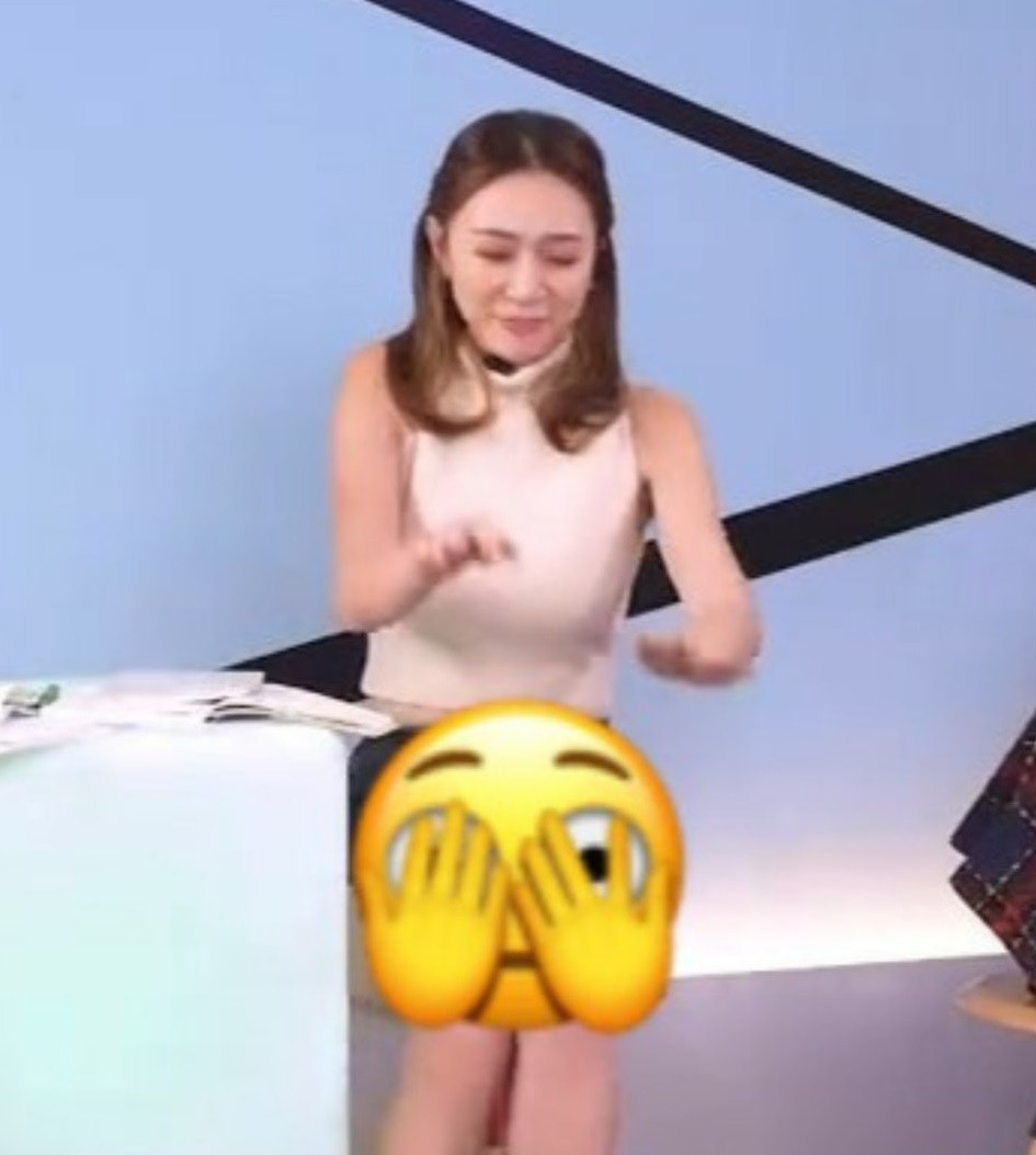 Hoa hậu Hong Kong 2019 Hoàng Gia Văn hớ hênh trên sân khấu vì mặc váy quá ngắn. Ảnh: HK01.