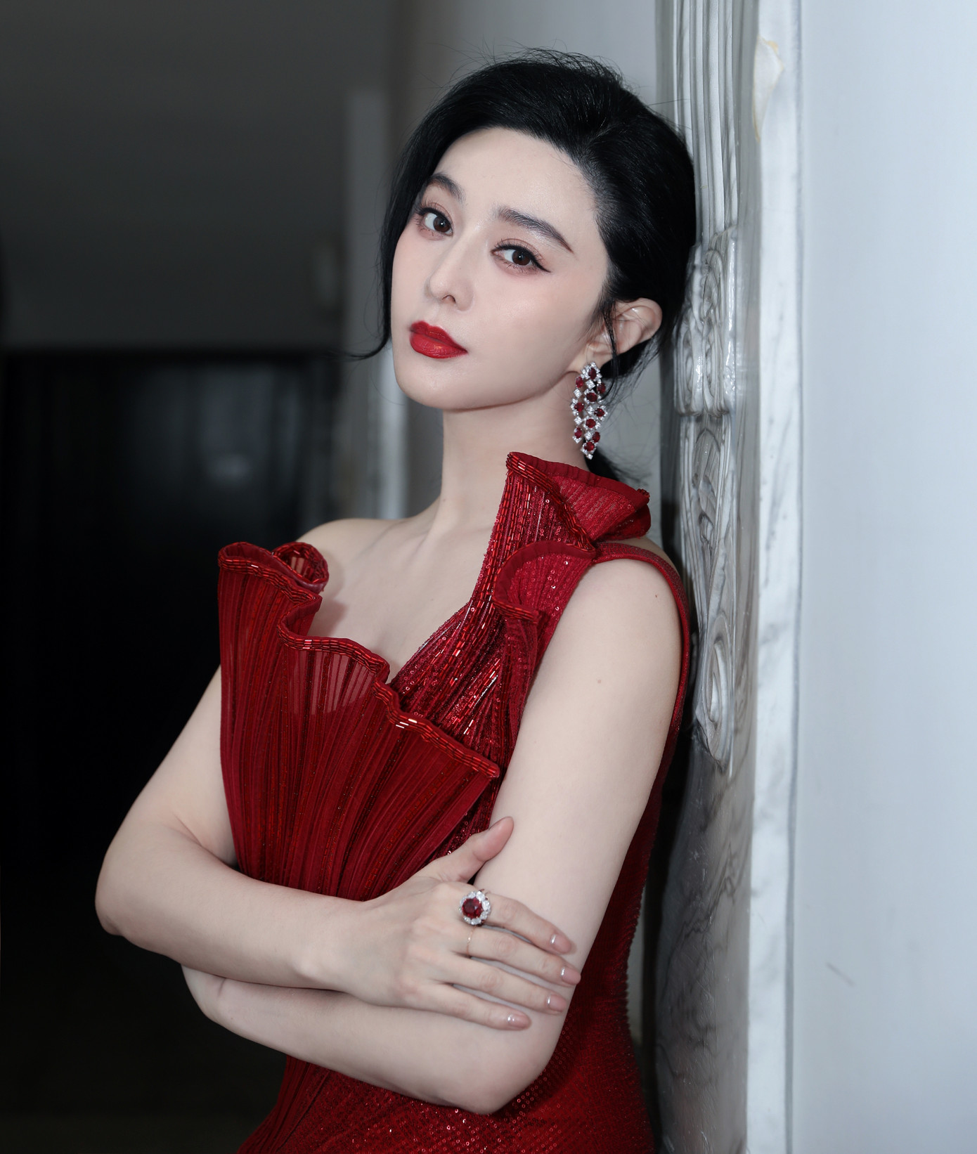 Dẫu vậy, khi Phạm Băng Băng đã bước sang tuổi 42, sự nhiệt tình của khán giả với nhan sắc của nữ diễn viên cũng giảm bớt. Trong đó, có không ít người phàn nàn trên Weibo rằng họ liên tục thấy các bài đăng khen ngợi nhan sắc Phạm Băng Băng, song trên thực tế, nữ diễn viên đã lộ dấu hiệu lão hóa, một số ảnh chưa qua chỉnh sửa của cô không lung linh như loạt ảnh được lan truyền mạnh. Dẫu vậy, khi Phạm Băng Băng đã bước sang tuổi 42, sự nhiệt tình của khán giả với nhan sắc của nữ diễn viên cũng giảm bớt. Trong đó, có không ít người phàn nàn trên Weibo rằng họ liên tục thấy các bài đăng khen ngợi nhan sắc Phạm Băng Băng, song trên thực tế, nữ diễn viên đã lộ dấu hiệu lão hóa, một số ảnh chưa qua chỉnh sửa của cô không lung linh như loạt ảnh được lan truyền mạnh.