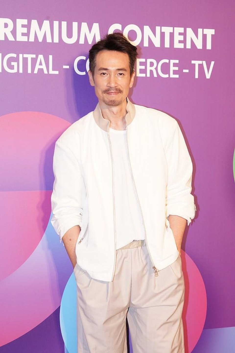 Trần Hào bị chê hát dở nhưng vẫn nhận lời mời biểu diễn với cát-xê cao.