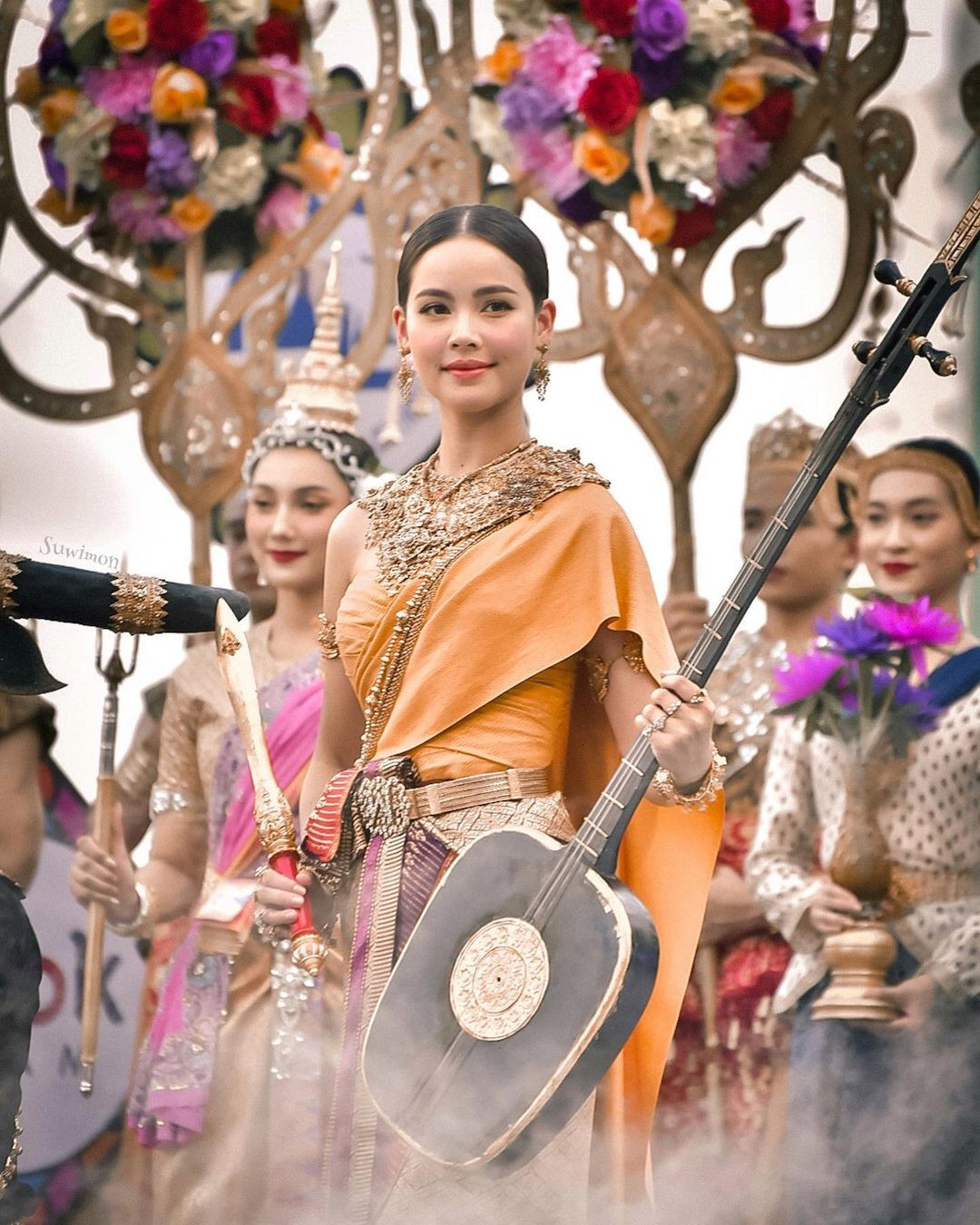 Theo thống kê của trang Bangkok Poll, Yaya Urassaya nằm trong top 3 ngôi sao Thái Lan mà người dân muốn chơi té nước cùng nhiều nhất. Bên cạnh đó còn có nữ ca sĩ Lisa (thành viên nhóm nhạc BlackPink) và nam diễn viên Nadech Kugimiya, bạn trai Yaya.