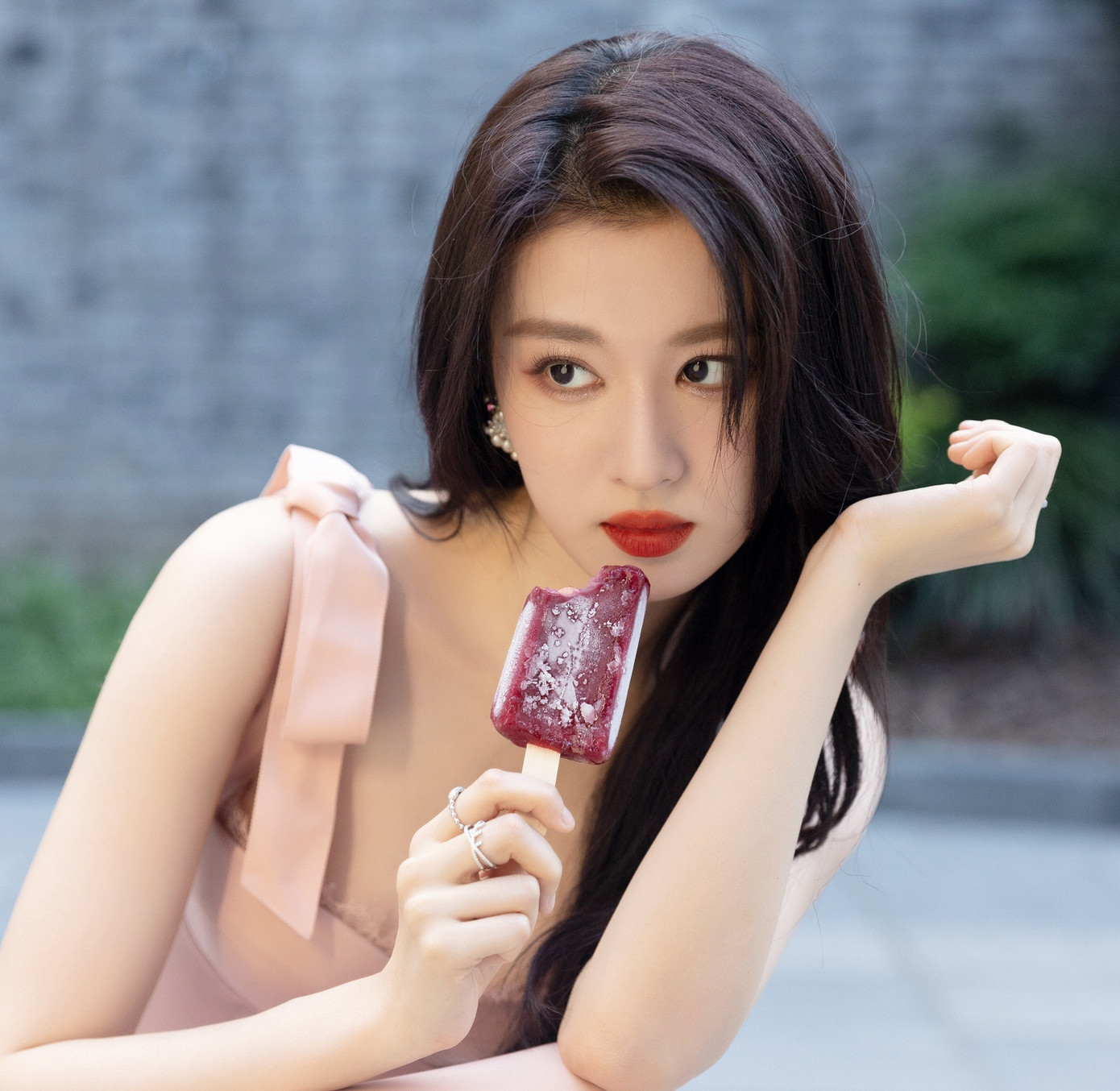 Theo Sina, việc Dương Dương không phản ứng lại tin hẹn hò với Vương Sở Nhiên nói riêng và các người tình tin đồn nói chung khiến nhiều người cho rằng anh là kẻ hèn nhát, sợ ảnh hưởng danh tiếng nên không dám thừa nhận tình cảm. Thậm chí, Sohu ví nam diễn viên là "Tiêu Á Hiên phiên bản nam" với sở thích sưu tập người tình, chỉ muốn yêu đương vui đùa trong thời gian ngắn.