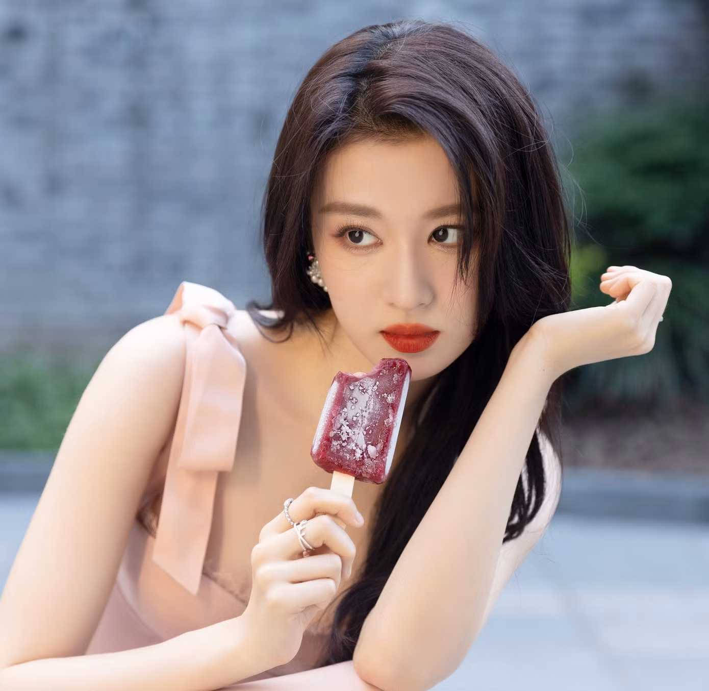 Theo Sina, việc Dương Dương không phản ứng lại tin hẹn hò với Vương Sở Nhiên nói riêng và các người tình tin đồn nói chung khiến nhiều người cho rằng anh là kẻ hèn nhát, sợ ảnh hưởng danh tiếng nên không dám thừa nhận tình cảm. Thậm chí, Sohu ví nam diễn viên là "Tiêu Á Hiên phiên bản nam" với sở thích sưu tập người tình, chỉ muốn yêu đương vui đùa trong thời gian ngắn.