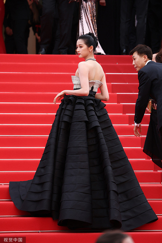 Quan Hiểu Đồng sinh năm 1997, được mệnh danh là &quot;con gái quốc dân&quot; của Trung Quốc. Cô nổi tiếng từ nhỏ với gia tài hơn 100 vai diễn. Ngoài ra, Quan Hiểu Đồng còn là bạn gái của nam thần tượng nổi tiếng nhất Trung Quốc Lộc Hàm.