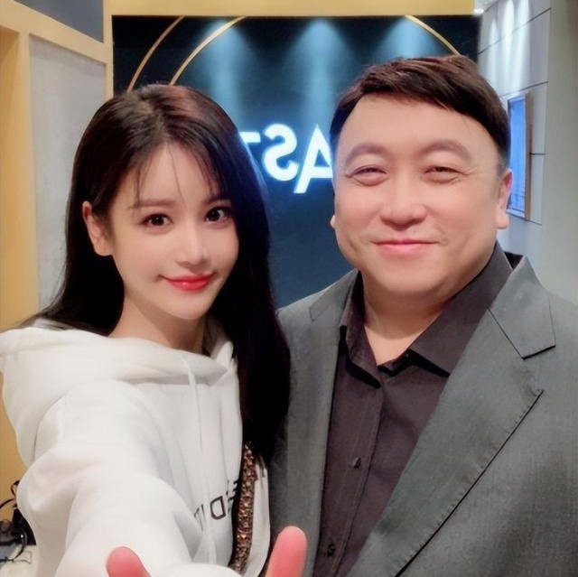 Khâu Ý Nùng được đánh giá là biểu tượng gợi cảm mới của Hong Kong, Trung Quốc nhờ vóc dáng nóng bỏng, tinh thần sẵn sàng khỏa thân nếu cảnh quay cần.