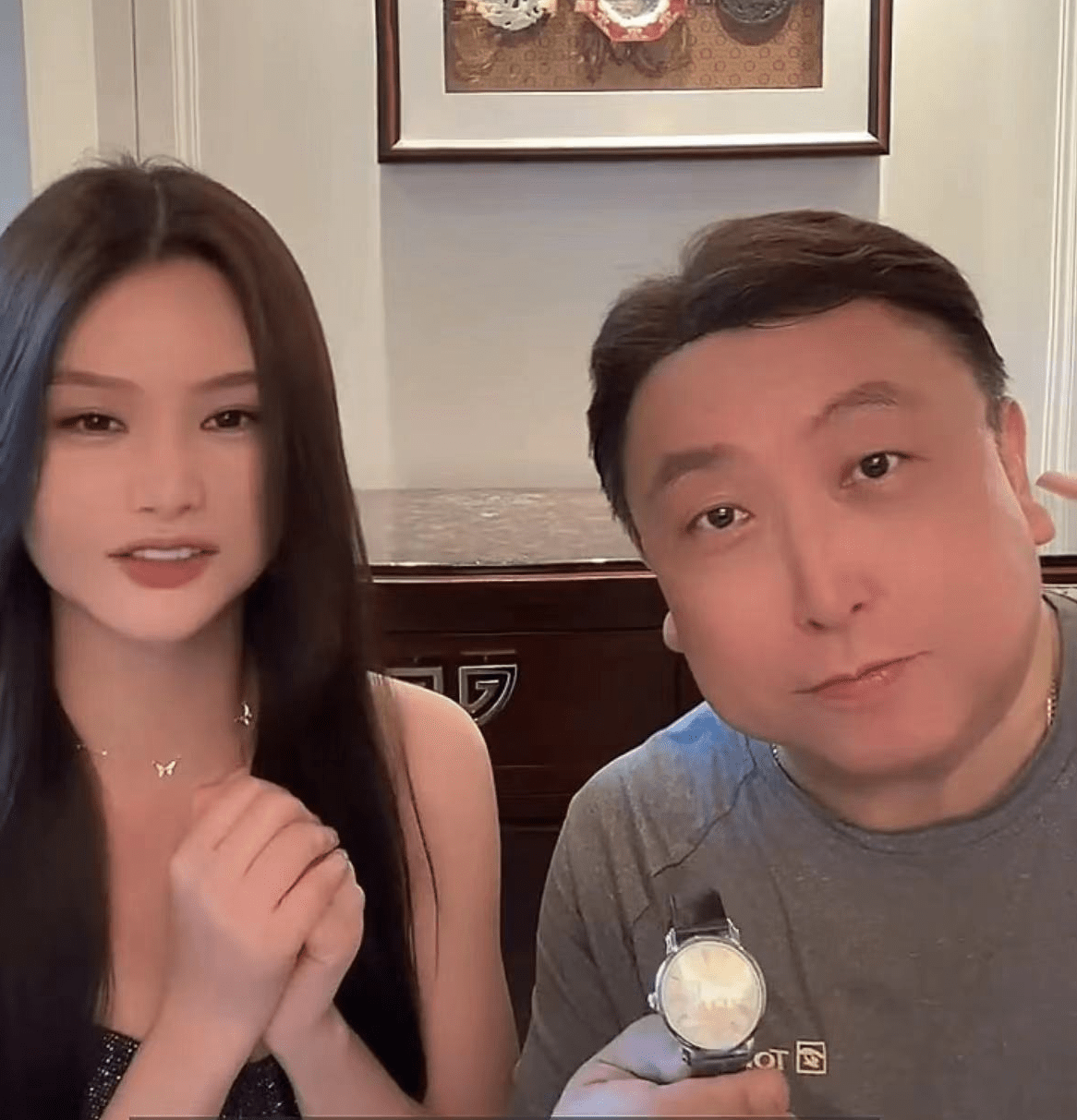 Khâu Ý Nùng được đánh giá là biểu tượng gợi cảm mới của Hong Kong, Trung Quốc nhờ vóc dáng nóng bỏng, tinh thần sẵn sàng khỏa thân nếu cảnh quay cần.