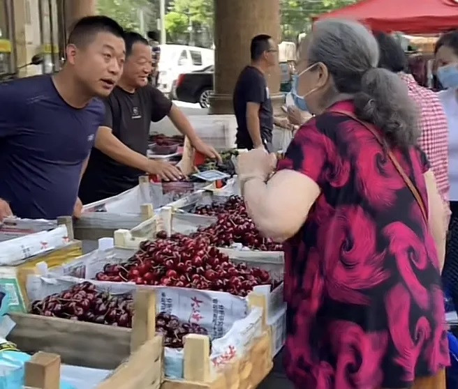 "Dung ma ma" Lý Minh Khải tinh thần quắc thước ở tuổi 87. "Dung ma ma" Lý Minh Khải tinh thần quắc thước ở tuổi 87.