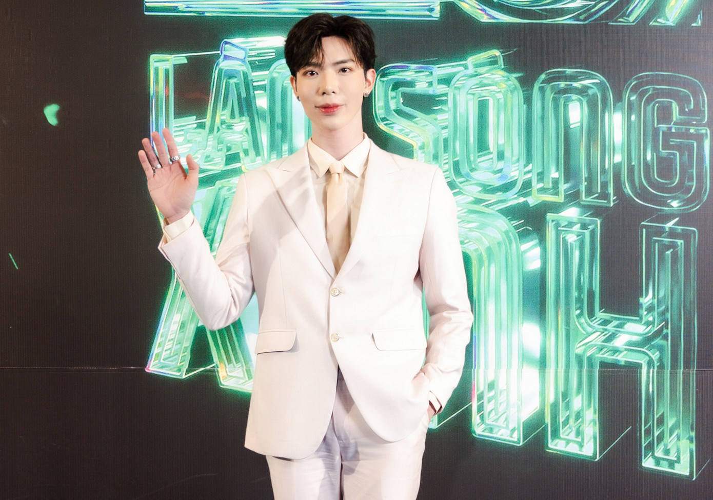 Erik cũng có một năm đạt nhiều thành công với ca khúc Chạy về khóc với anh. Anh còn được đề cử giải Nam ca sĩ của năm. Erik cũng có một năm đạt nhiều thành công với ca khúc Chạy về khóc với anh. Anh còn được đề cử giải Nam ca sĩ của năm.