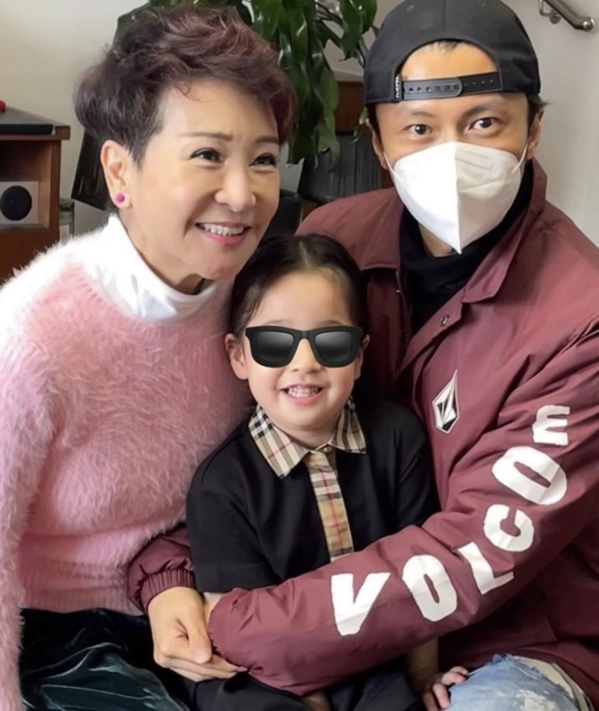 Tạ Đình Phong về quê nhà Hong Kong đón năm mới, hội ngộ em gái Tạ Đình Đình sau nhiều năm xa cách. Tạ Đình Phong về quê nhà Hong Kong đón năm mới, hội ngộ em gái Tạ Đình Đình sau nhiều năm xa cách.