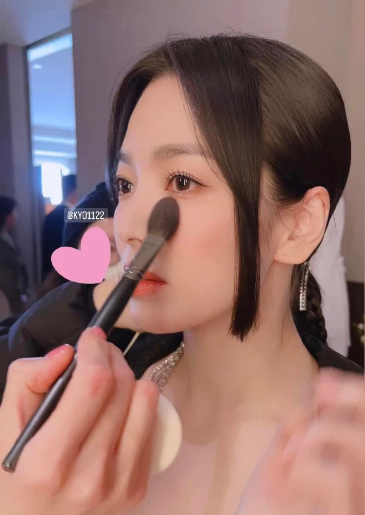 Lần đầu tham dự Met Gala, Song Kyo gây ấn tượng với thiết kế nằm trong bộ sưu tập Haute Couture Xuân Hè 2023 của nhà mốt Fendi. Nữ diễn viên toát lên phong thái thanh lịch, sang trọng, quyến rũ. Song Hye Kyo chia sẻ quá trình chuẩn bị xuất hiện trên thảm đỏ.