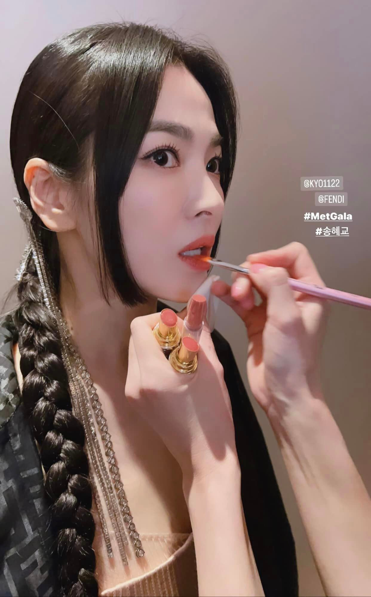 Lần đầu tham dự Met Gala, Song Kyo gây ấn tượng với thiết kế nằm trong bộ sưu tập Haute Couture Xuân Hè 2023 của nhà mốt Fendi. Nữ diễn viên toát lên phong thái thanh lịch, sang trọng, quyến rũ. Song Hye Kyo chia sẻ quá trình chuẩn bị xuất hiện trên thảm đỏ.