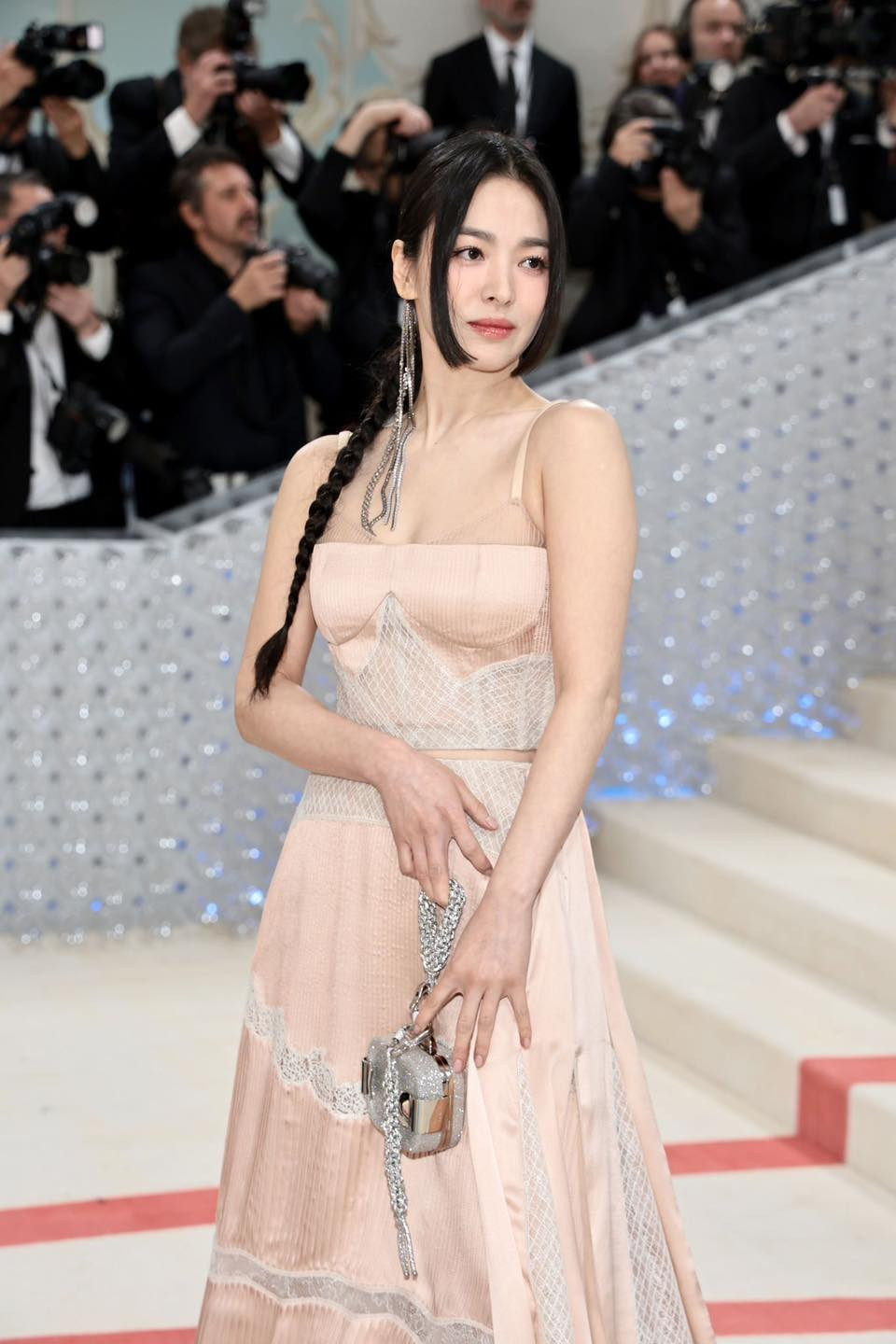 Ngày 2/5, Naver đưa tin sự kiện Met Gala 2023 được tổ chức tại Bảo tàng Nghệ thuật Metropolitan với chủ đề "Karl Lagerfeld: A Line of Beauty", Song Hye Kyo là một trong những khách mời châu Á hiếm hoi.