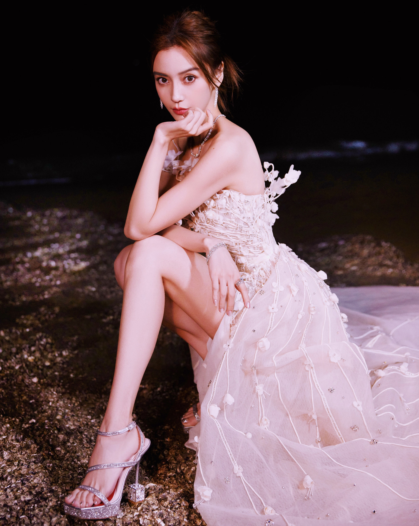 Angelababy rơi vào tình trạng khó khăn trong sự nghiệp.