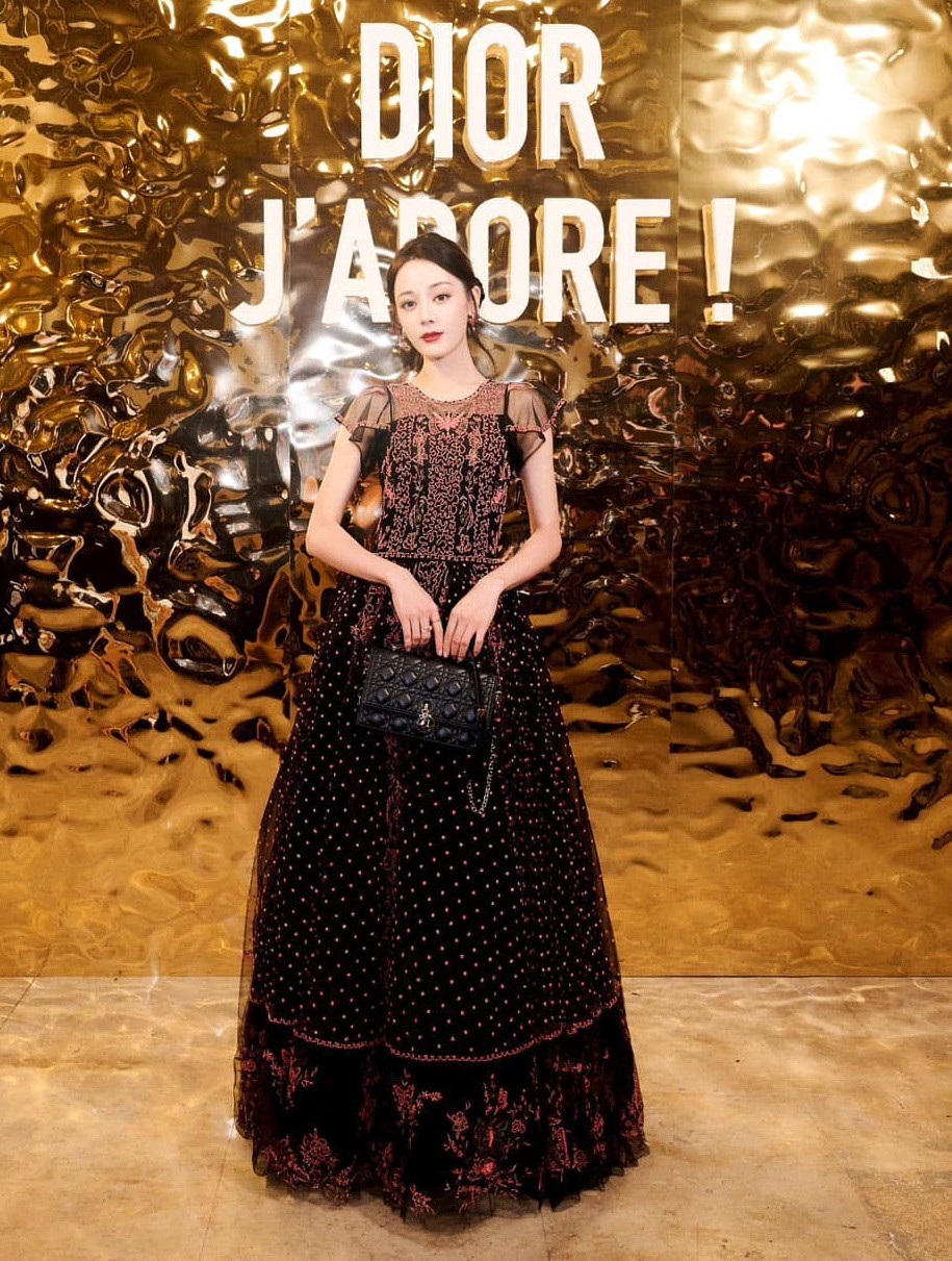 Địch Lệ Nhiệt Ba biến hóa đa phong cách mỗi lần xuất hiện, vì vậy cô được vinh danh là người định hình ngành công nghiệp thời trang toàn cầu năm 2023. Địch Lệ Nhiệt Ba biến hóa đa phong cách mỗi lần xuất hiện, vì vậy cô được vinh danh là người định hình ngành công nghiệp thời trang toàn cầu năm 2023.