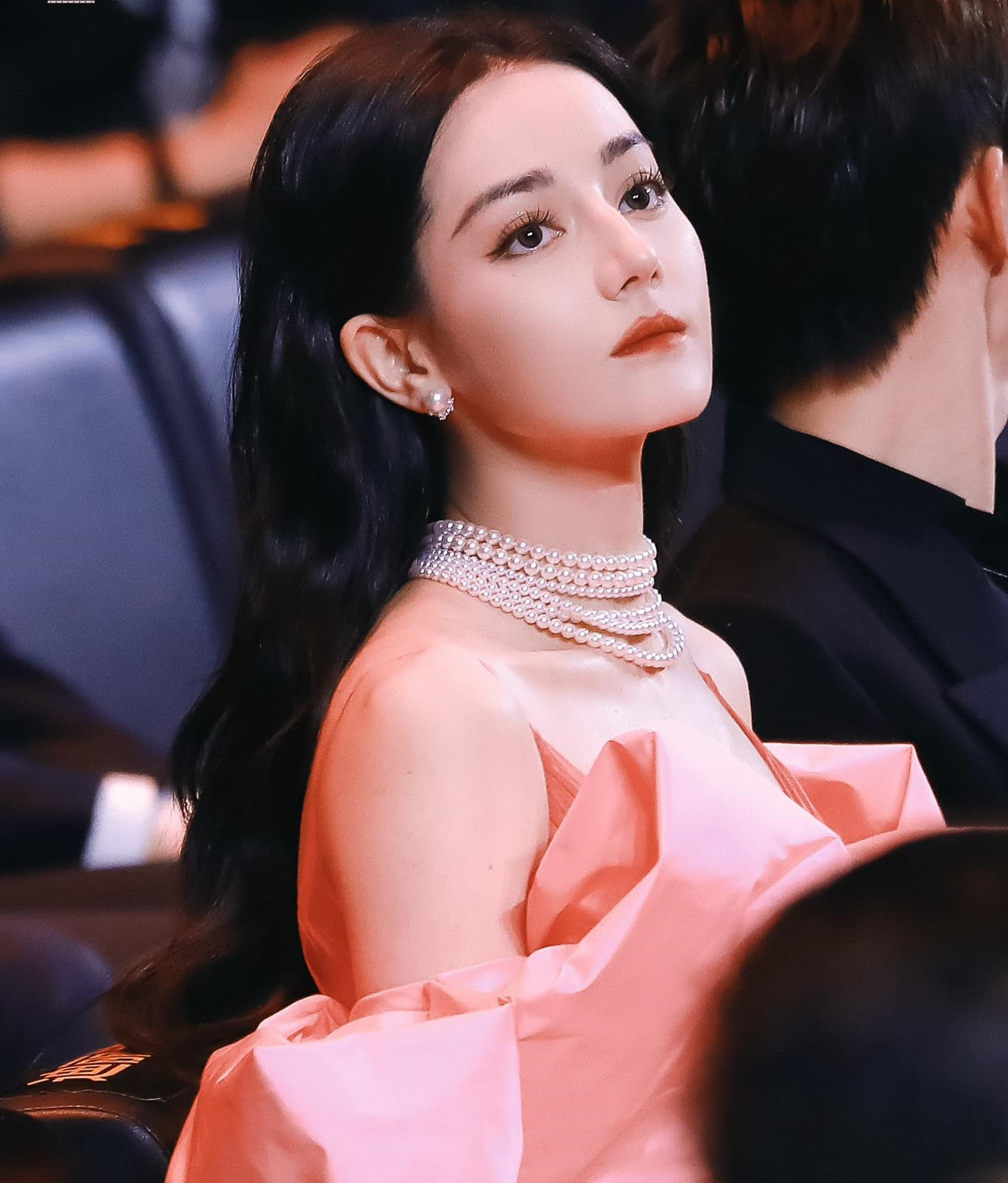 Triệu Lộ Tư với vẻ ngoài được đánh giá đẹp hơn Địch Lệ Nhiệt Ba khi đóng phim.