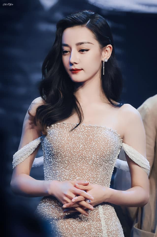 Vóc dáng của Địch Lệ Nhiệt Ba được khen ngợi hết lời. Vóc dáng của Địch Lệ Nhiệt Ba được khen ngợi hết lời.