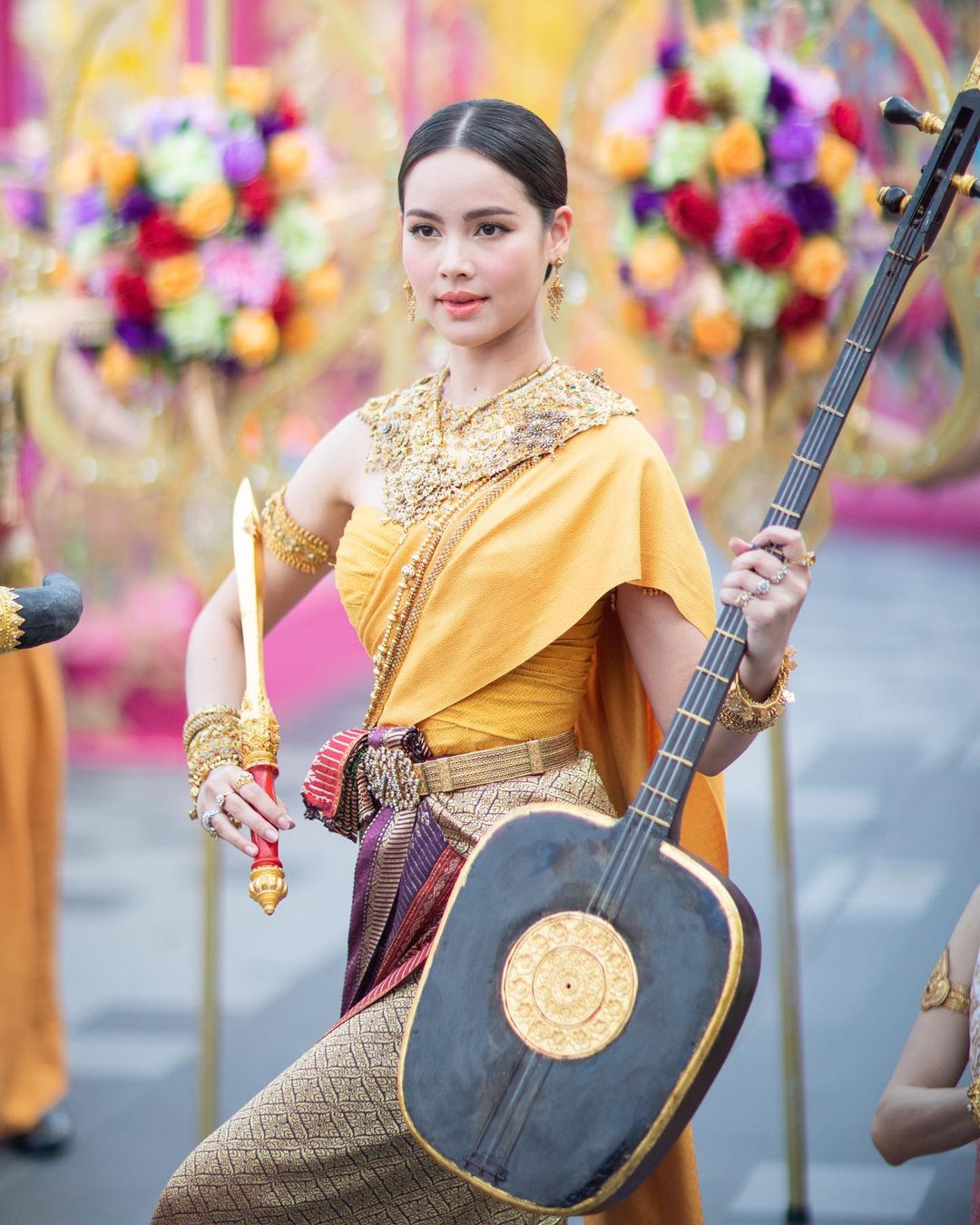 Yaya Urassaya sinh năm 1993, là nữ diễn viên 9X nổi tiếng nhất tại Thái Lan. Năm 2018, cô vào top 500 nhân vật có ảnh hưởng đến ngành công nghiệp thời trang trên thế giới do tạp chí Business of Fashion (BoF) bình chọn. Có thời điểm Yaya xuất hiện trong hơn 210 sản phẩm quảng cáo, con số cao nhất của ngành công nghiệp giải trí xứ Chùa Vàng. Yaya Urassaya cũng là nghệ sĩ Thái Lan đầu tiên xuất hiện trên tạp chí Vogue của Mỹ.