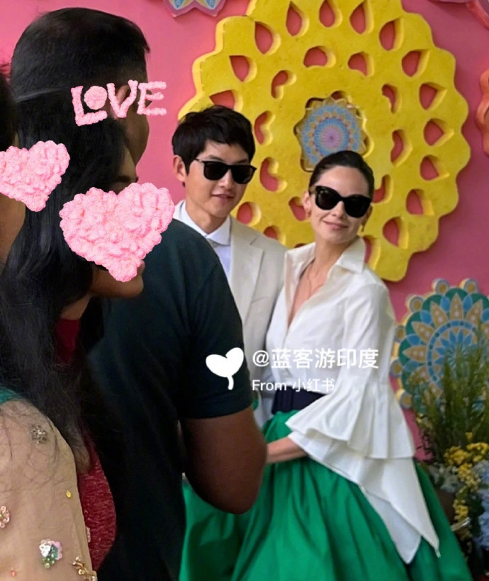 Song Joong Ki hạnh phúc bên vợ tham dự hôn lễ. Song Joong Ki hạnh phúc bên vợ tham dự hôn lễ.