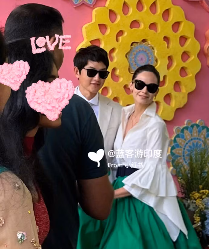 Song Joong Ki hạnh phúc bên vợ tham dự hôn lễ.