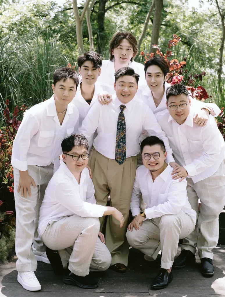 Thích Tiểu Long và Hác Thiệu Văn giữ mối quan hệ bạn bè thân thiết trong hơn 20 năm. Thích Tiểu Long và Hác Thiệu Văn giữ mối quan hệ bạn bè thân thiết trong hơn 20 năm.