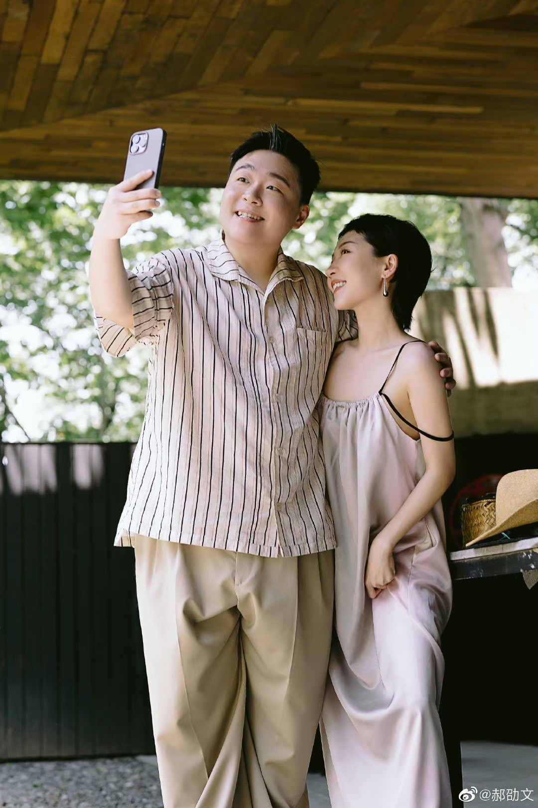 Thích Tiểu Long và Hác Thiệu Văn giữ mối quan hệ bạn bè thân thiết trong hơn 20 năm. Thích Tiểu Long và Hác Thiệu Văn giữ mối quan hệ bạn bè thân thiết trong hơn 20 năm.