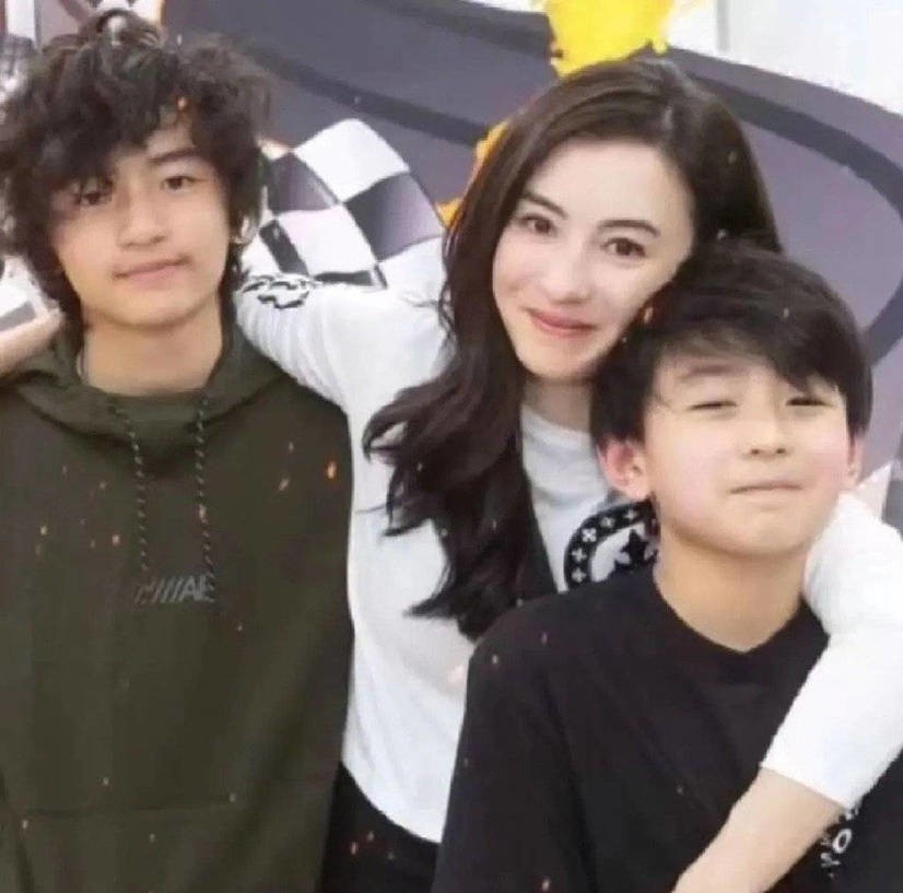 Con trai cả Lucas đi du lịch cùng Tạ Đình Phong. Con trai cả Lucas đi du lịch cùng Tạ Đình Phong.