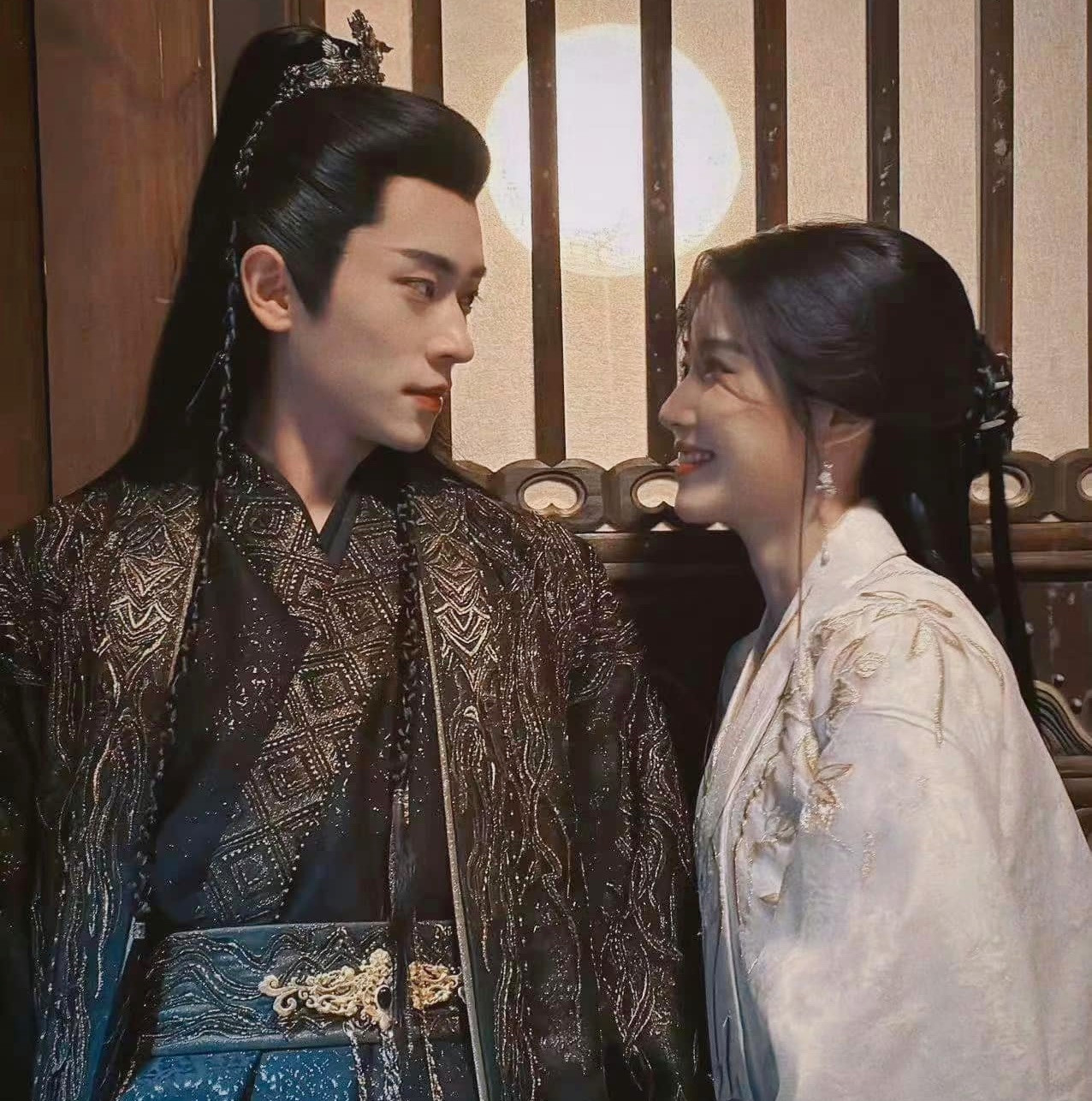 Khi vào Cung Môn với vai trò tân nương, Thượng Quan Thiển luôn lấy lòng Thượng Quan Giác. Nàng tỏ ra yếu đuối nhưng không kém phần thông minh. Trong khi đó, Thượng Quan Giác dù đa nghi, cũng không thể kiềm chế sự rung động với vẻ đẹp thùy mị, nết na và sự am hiểu tâm lý của Thượng Quan Thiển. Mối quan hệ vừa thăm dò, vừa tán thưởng lẫn nhau của cả hai trở thành điểm thu hút nhất phim Vân chi vũ.