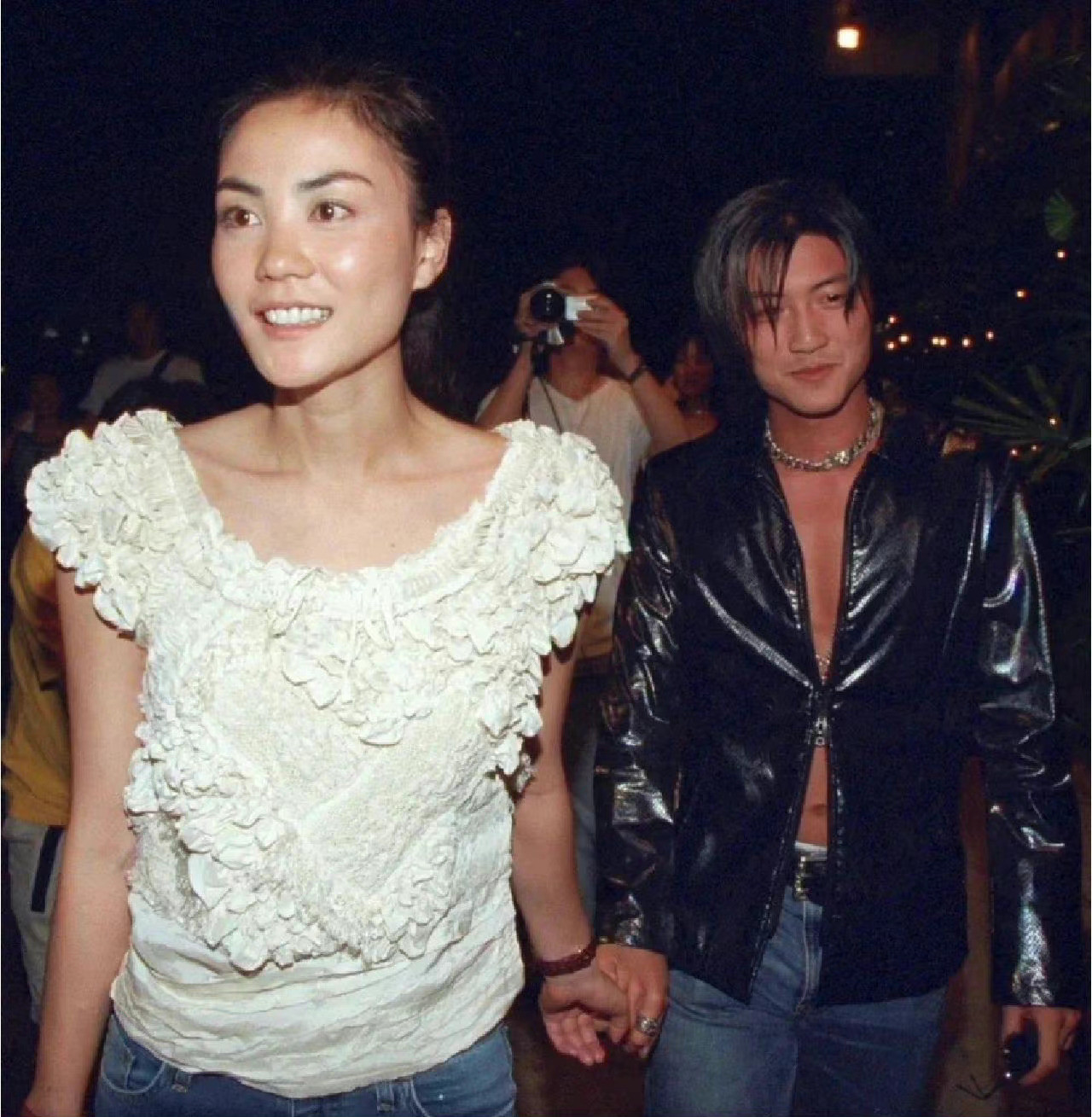 Tạ Đình Phong và Vương Phi nắm tay nhau tại sân bay. Tạ Đình Phong và Vương Phi nắm tay nhau tại sân bay.