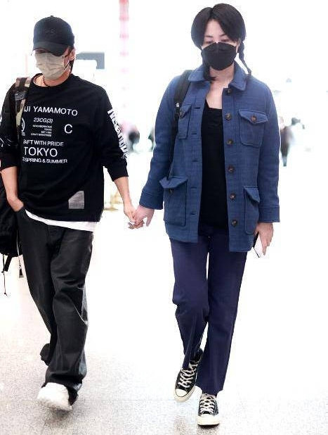 Tạ Đình Phong và Vương Phi nắm tay nhau tại sân bay. Tạ Đình Phong và Vương Phi nắm tay nhau tại sân bay.