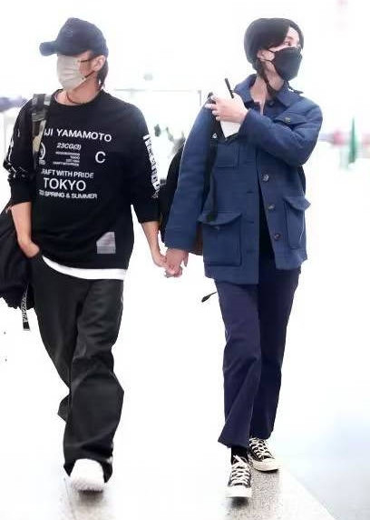 Tạ Đình Phong và Vương Phi nắm tay nhau tại sân bay. Tạ Đình Phong và Vương Phi nắm tay nhau tại sân bay.