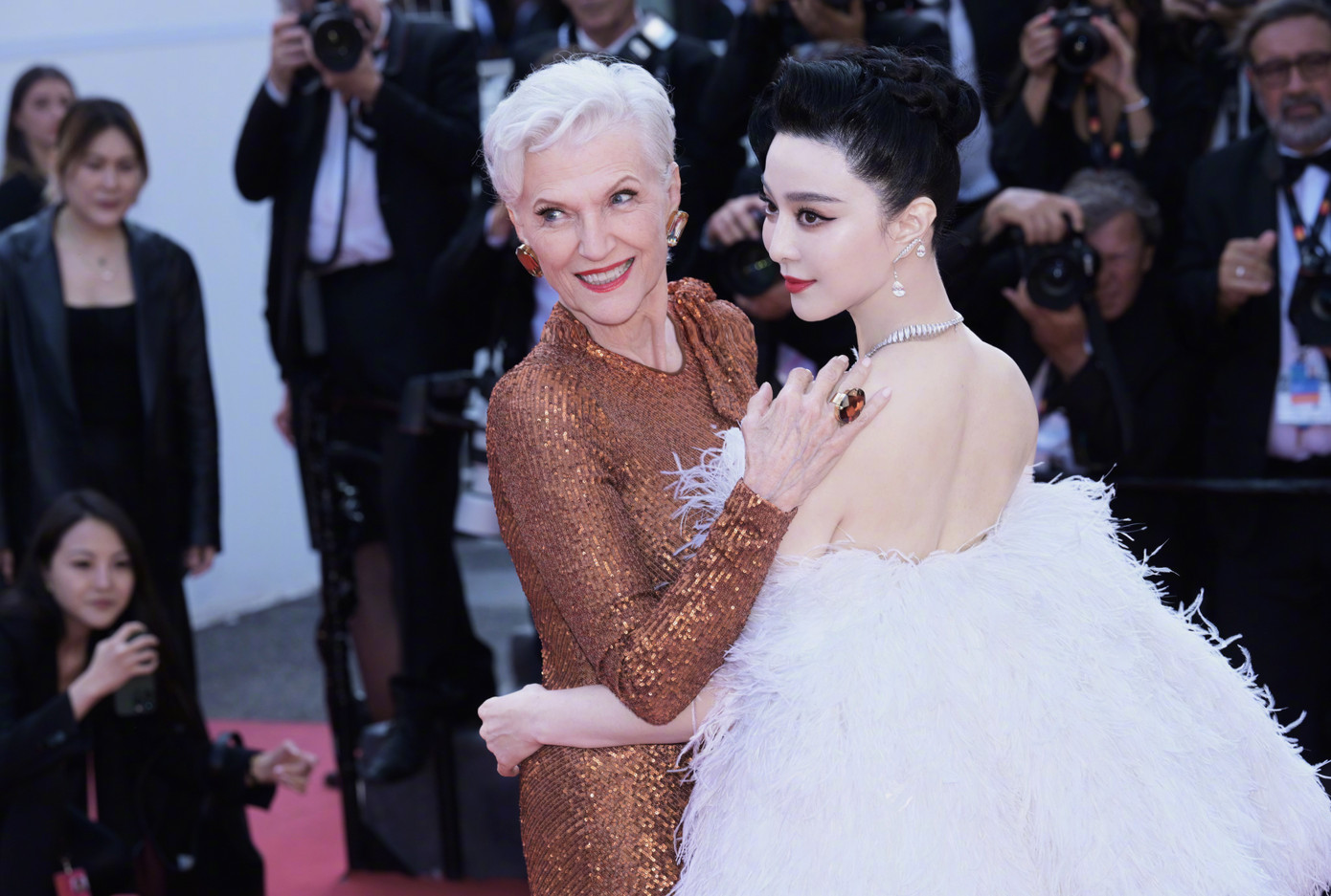 Phạm Băng Băng chụp ảnh với vô số các minh tinh, người nổi tiếng, như một cách chứng minh sức ảnh hưởng, quyền lực của cô.