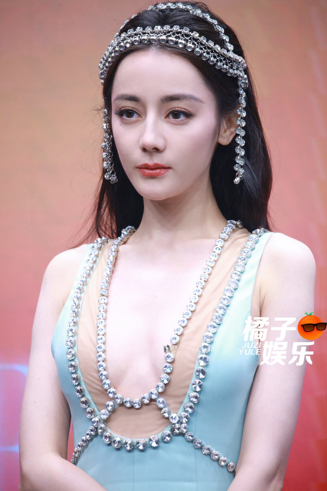 Váy của Địch Lệ Nhiệt Ba bị bung hạt, nhan sắc của nữ diễn viên tại sự kiện cũng không tốt. Váy của Địch Lệ Nhiệt Ba bị bung hạt, nhan sắc của nữ diễn viên tại sự kiện cũng không tốt.